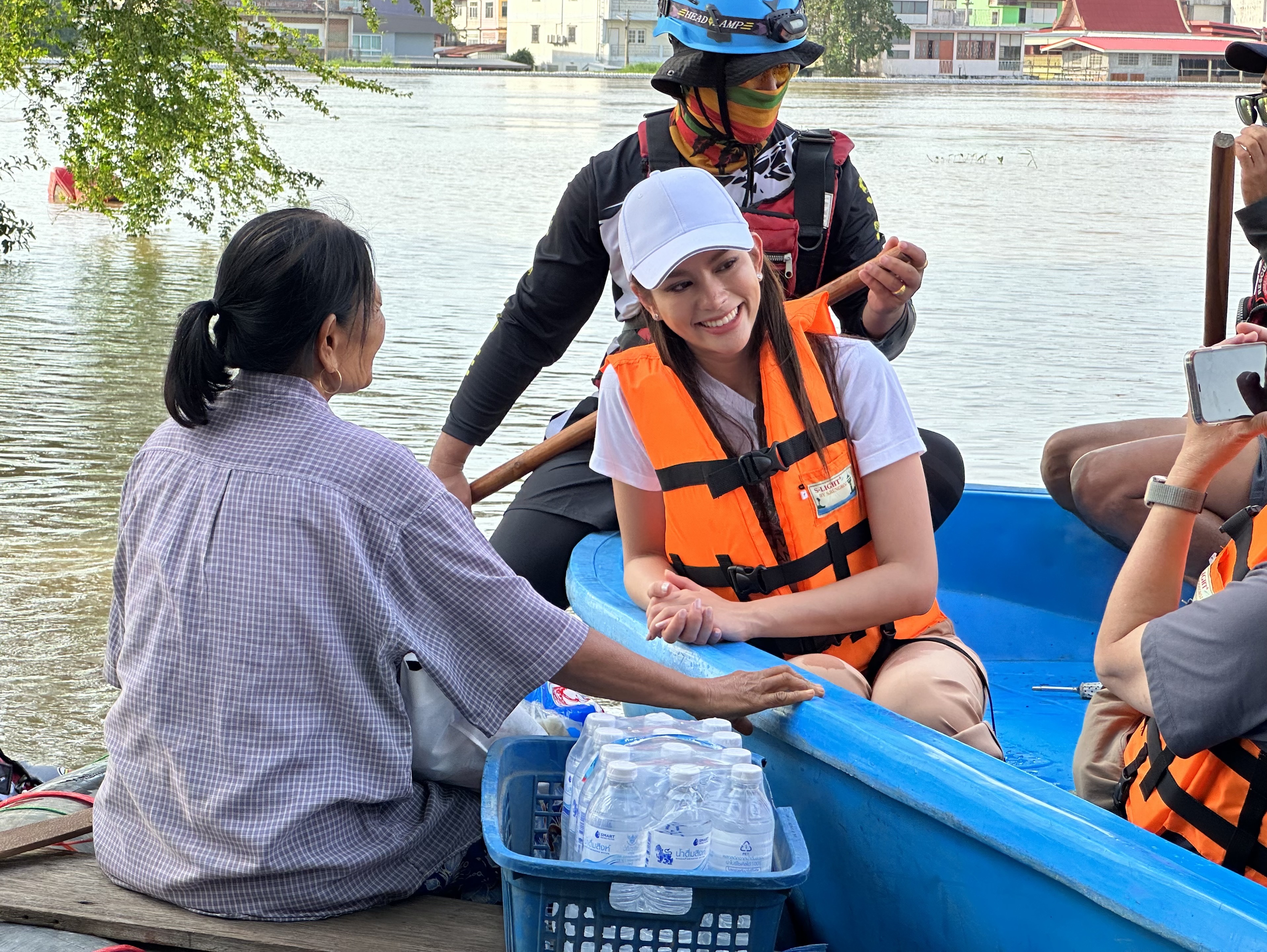 “แอนนาเสือ-แม่ปุ้ย” นำทีมนางงาม TPNG ลงเรือเยี่ยมให้กำลังใจ พร้อมแจกถุงยังชีพช่วยผู้ประสบภัยน้ำท่วม