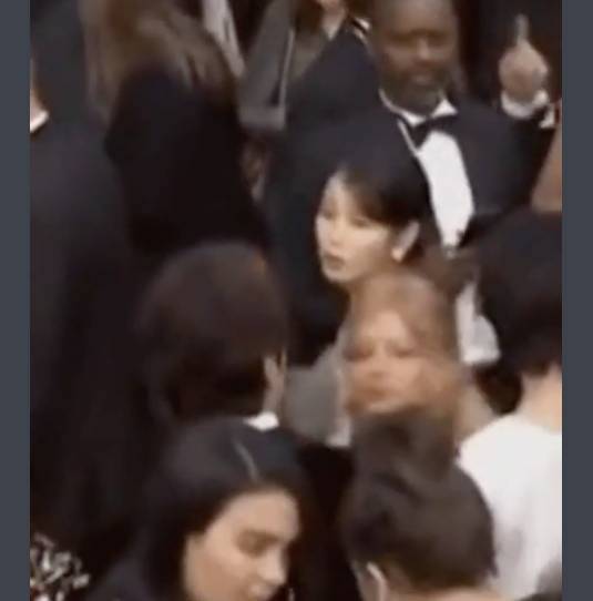 ไม่ได้ตั้งใจ?!! สาวฝรั่งเศสเบียดชน ‘ไอยู’ บนพรมแดงเมืองคานส์ ไม่ได้ตั้งใจ?!! สาวฝรั่งเศสเบียดชน ‘ไอยู’ บนพรมแดงเมืองคานส์