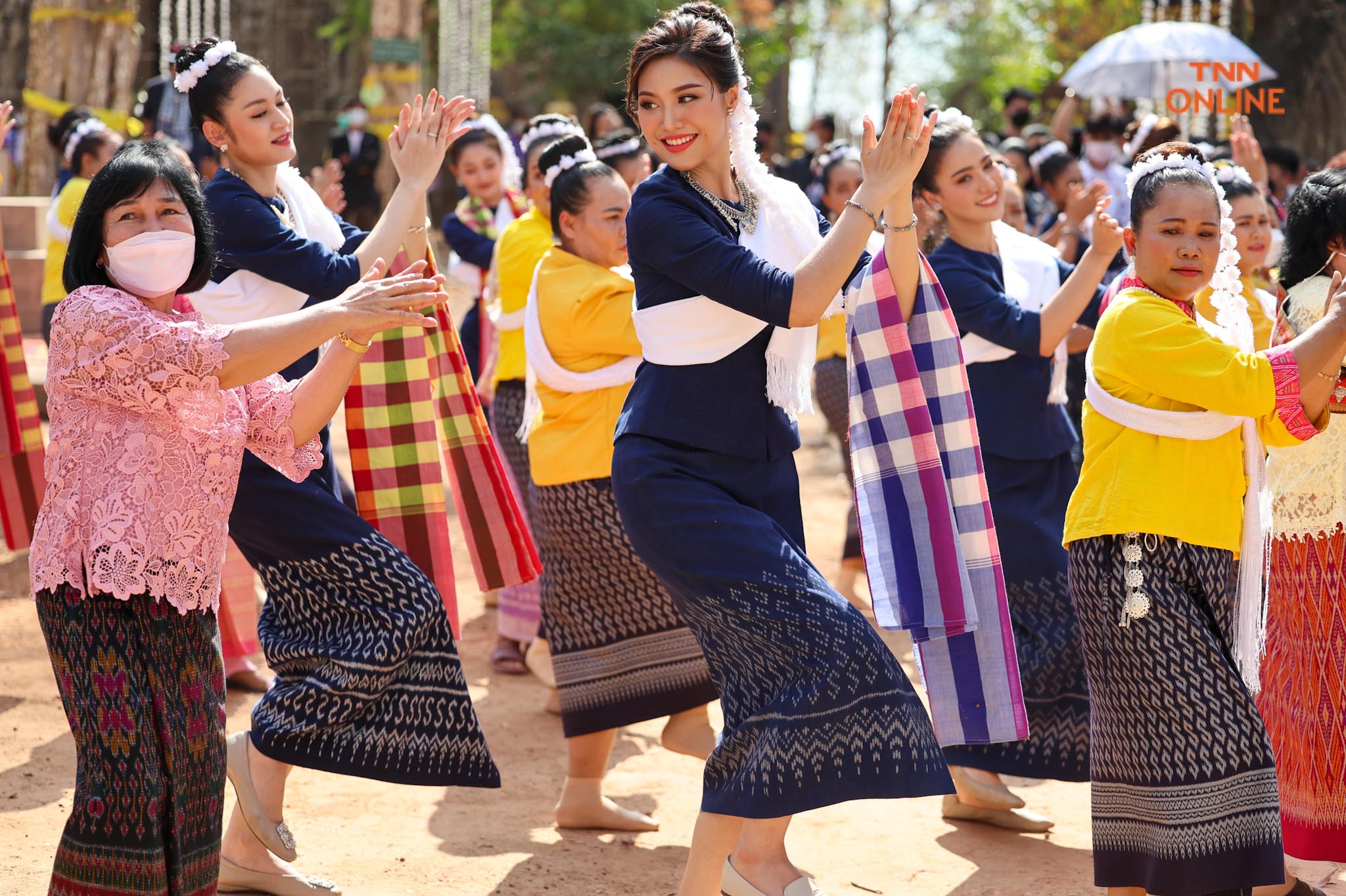 ประมวลภาพ เก็บตัววันที่ 3 นางสาวไทย ขึ้นภูพนมดี สักการะเจดีย์หินพันล้านก้อน ชมสาธิตการทอผ้าของชาวอำนาจเจริญ