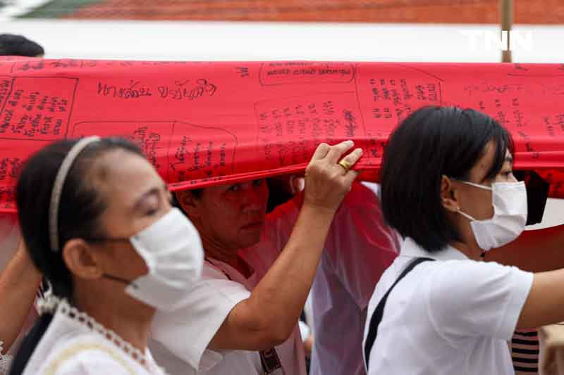 ขบวนยิ่งใหญ่ตระการตา อัญเชิญผ้าแดงห่มองค์พระบรมบรรพต(ภูเขาทอง)