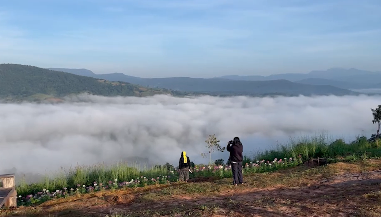 ‘ภูทอก’ ลานกางเต็นท์ใหม่บ้านนาแห้ว ชมทะเลหมอกขาวโพลน-วิวเขาเมืองลาว