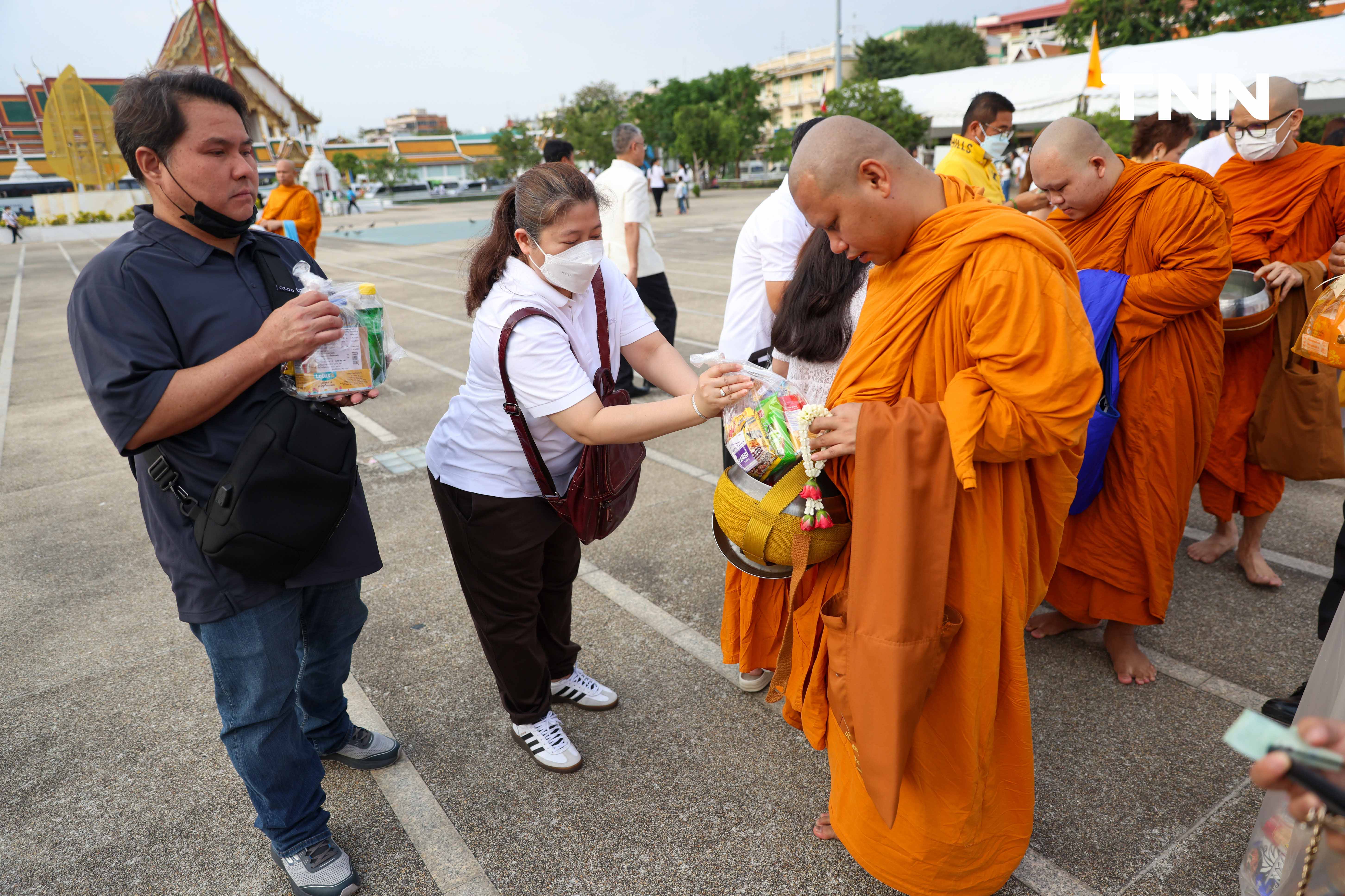 ตักบาตรวันมาฆบูชา รับบุญเช้าสืบสานประเพณีทางศาสนา