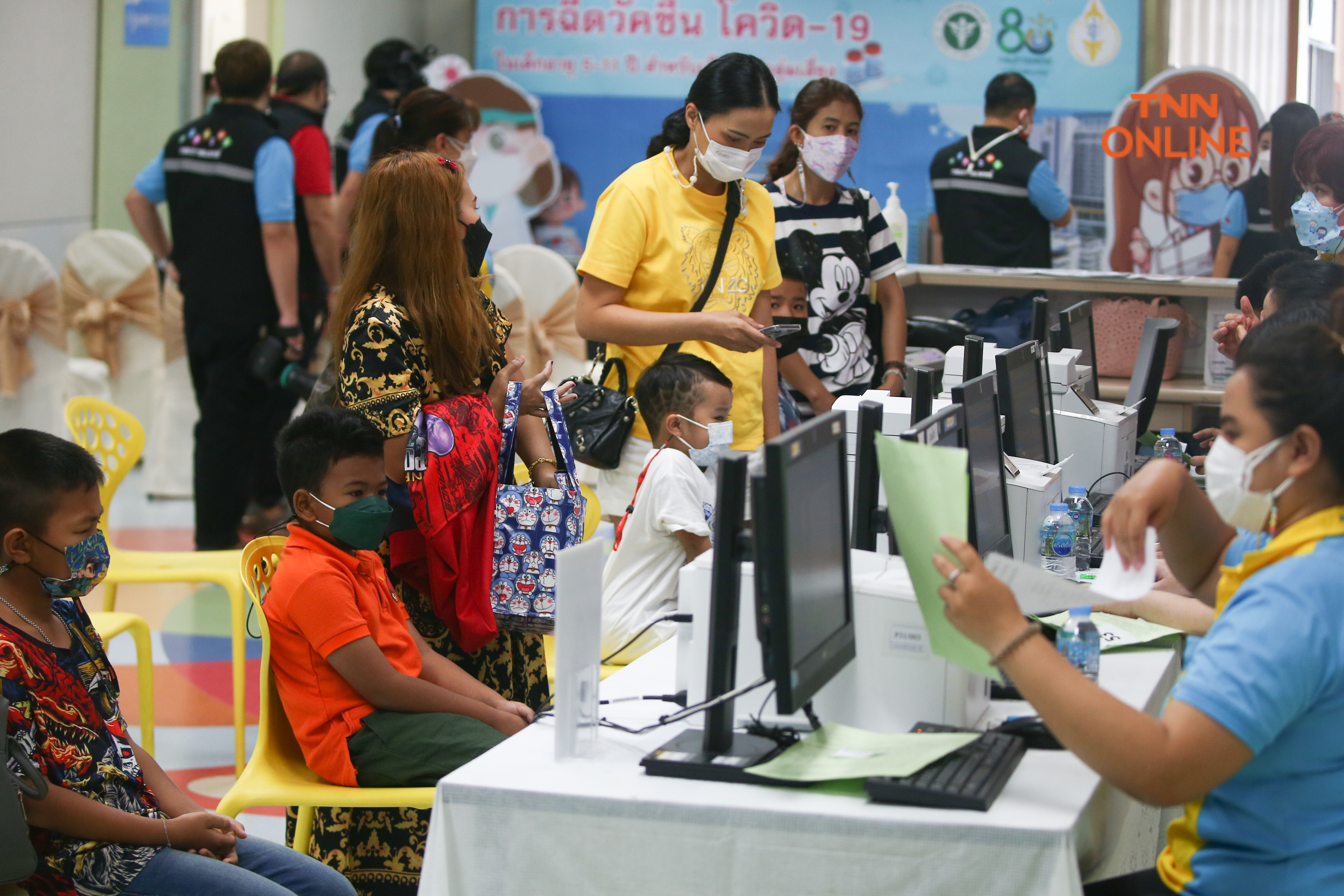 ประมวลภาพ อนุทิน ตรวจเยี่ยมการฉีดวัคซีนแก่เด็กอายุ 5-11 ปี วันแรก พร้อมมั่นใจวัคซีนที่นำมาปลอดภัยสำหรับเด็ก