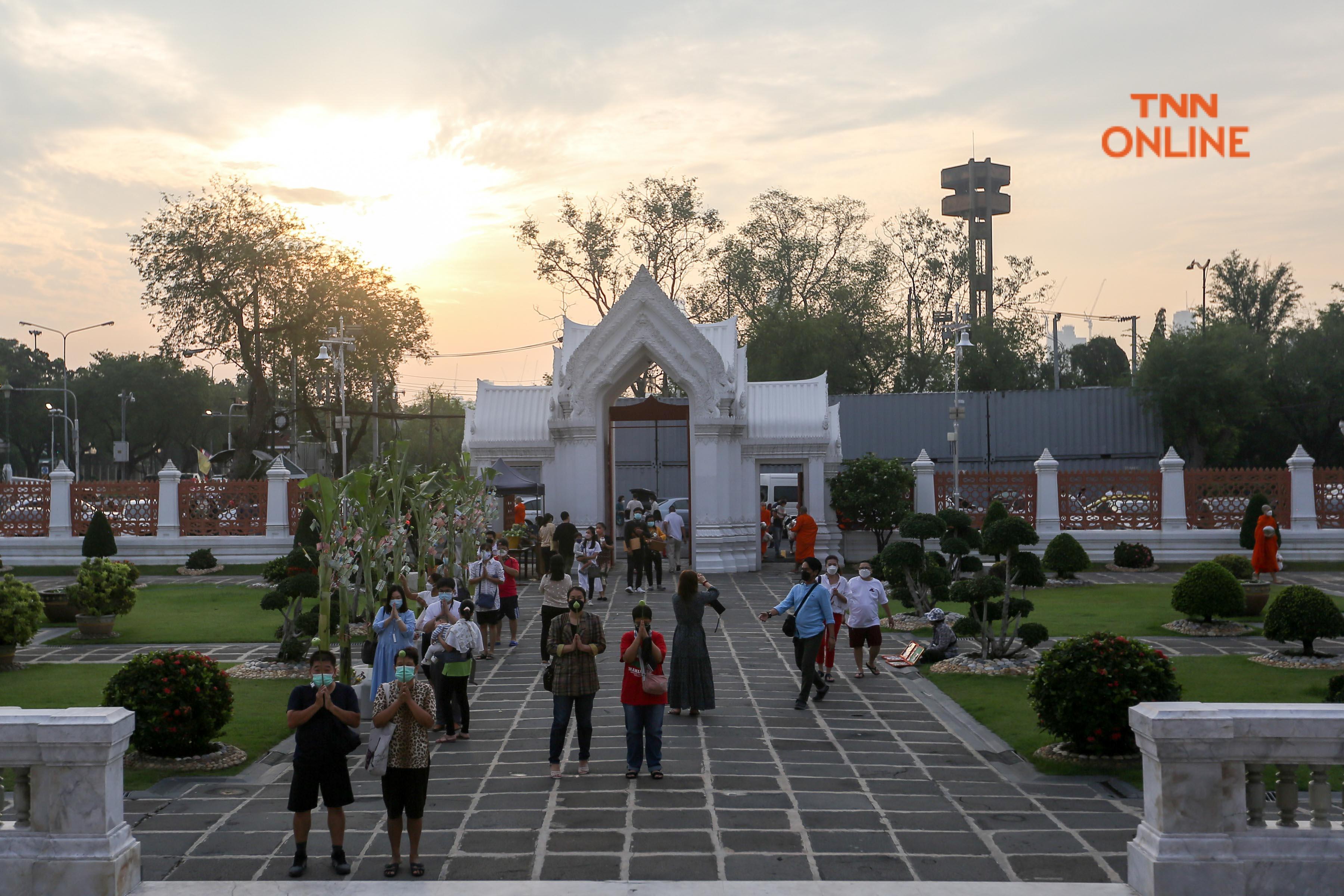 ประมวลภาพ ชาวพุทธพาครอบครัวร่วมตักบาตรวันมาฆบูชา