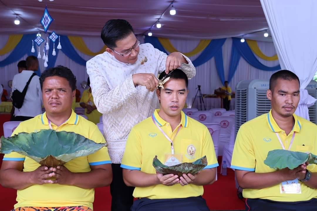 ในหลวง ร.10 พระราชทานผ้าไตร 169 รูป อุปสมบทเฉลิมพระเกียรติ วัดบางคลาน