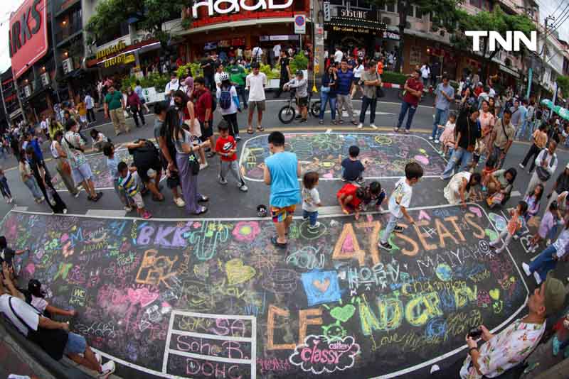 กทม. ชวนลดใช้รถ เพ้นท์สีถนนบรรทัดทองเพิ่มพื้นที่คนเดิน ในงาน Bangkok Car Free 2024