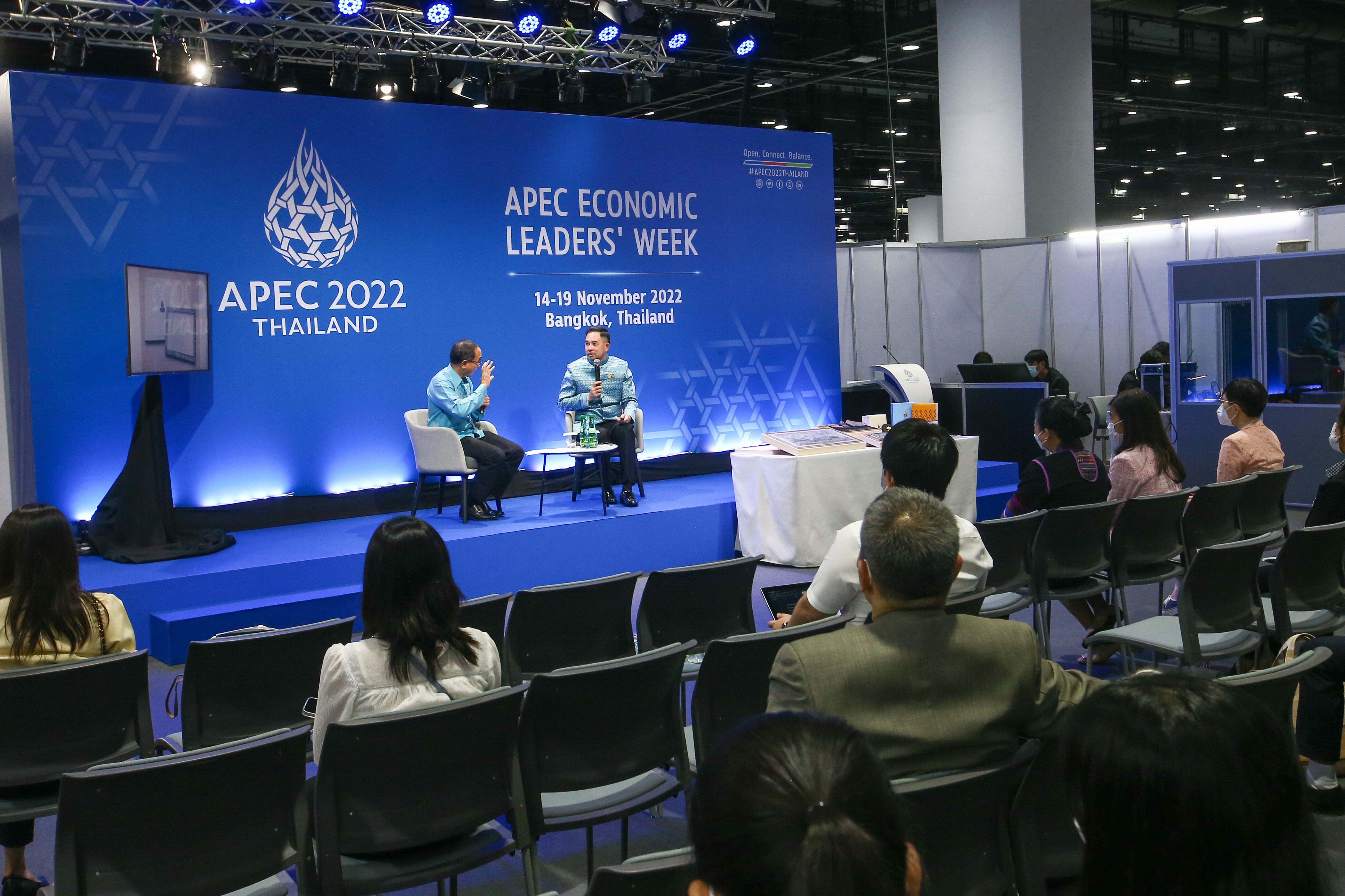 APEC 2022 (ภาพชุด)  7 ของที่ระลึก เตรียมมอบให้กับผู้นำเขตเศรษฐกิจและคู่สมรส