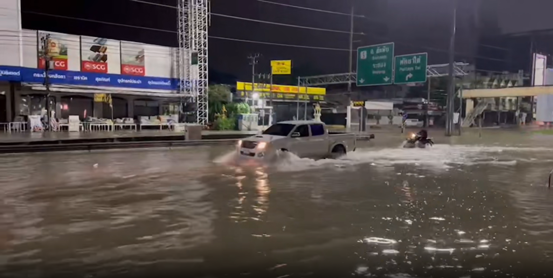 พัทยาจมบาดาล! ฝนถล่ม 3 ชม. รถจมน้ำอื้อ ตร.เร่งระบาย