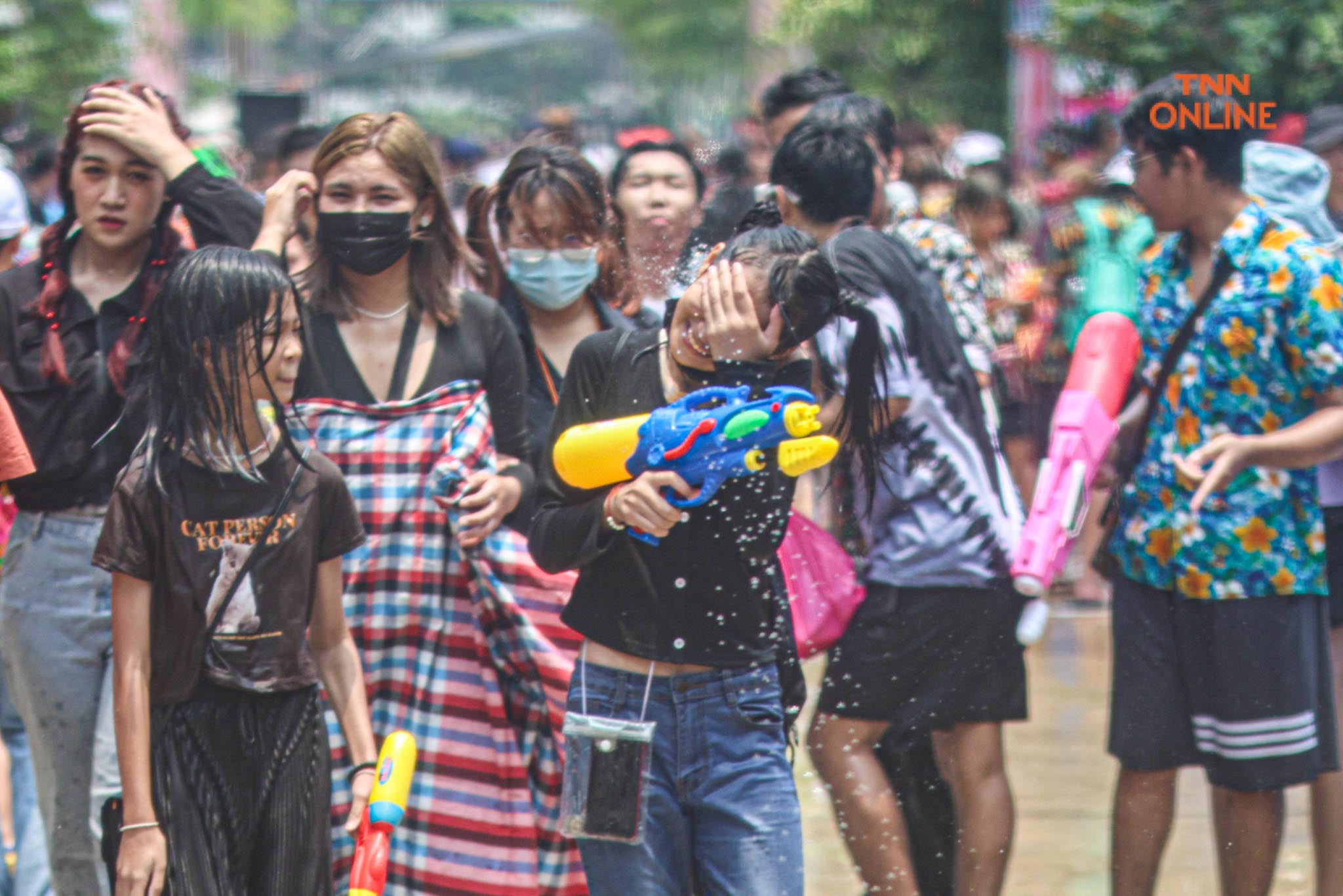 สงกรานต์สยามชุ่มฉ่ำ นทท.สุดเหวี่ยงสาดน้ำรับปีใหม่ไทย