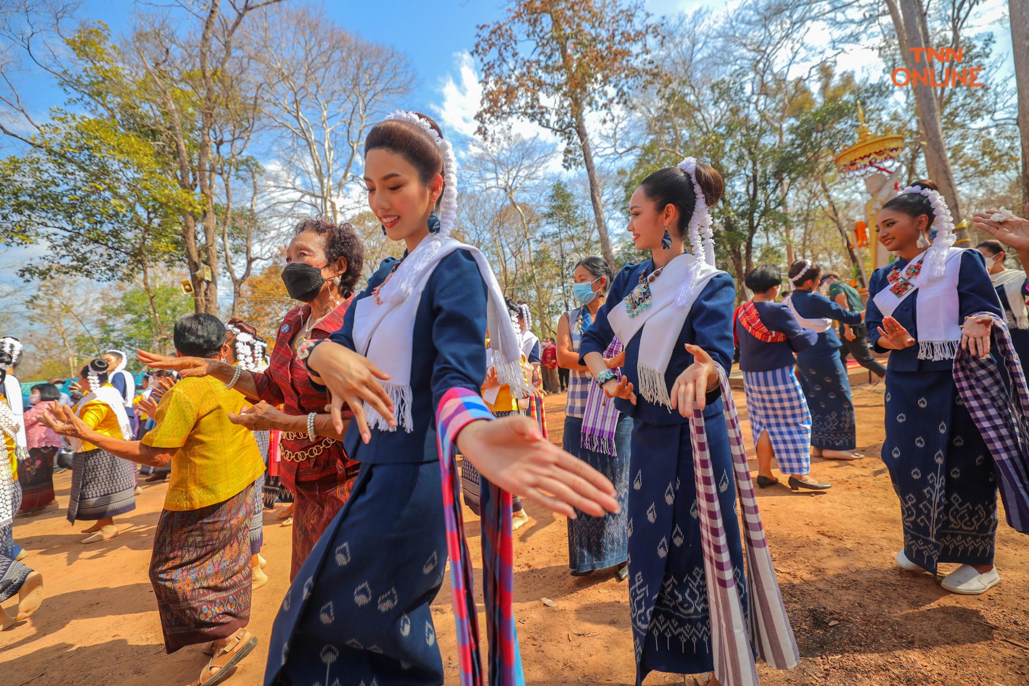 ประมวลภาพ เก็บตัววันที่ 3 นางสาวไทย ขึ้นภูพนมดี สักการะเจดีย์หินพันล้านก้อน ชมสาธิตการทอผ้าของชาวอำนาจเจริญ