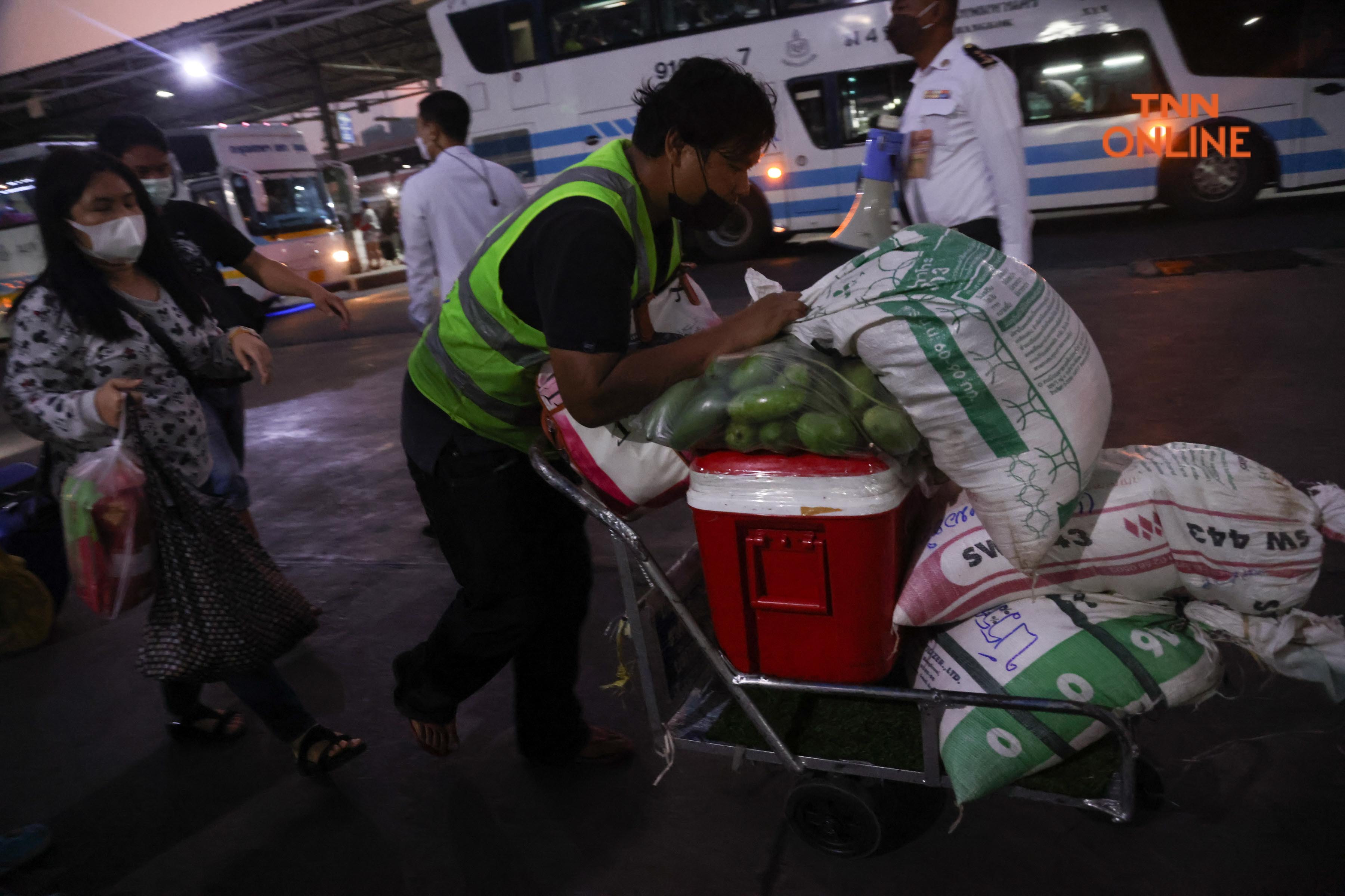 ประมวลภาพ แน่นหมอชิต2 ประชาชนกลับเข้ากทม.ตั้งแต่เช้ามืดหลังหยุดยาวช่วงสงกรานต์