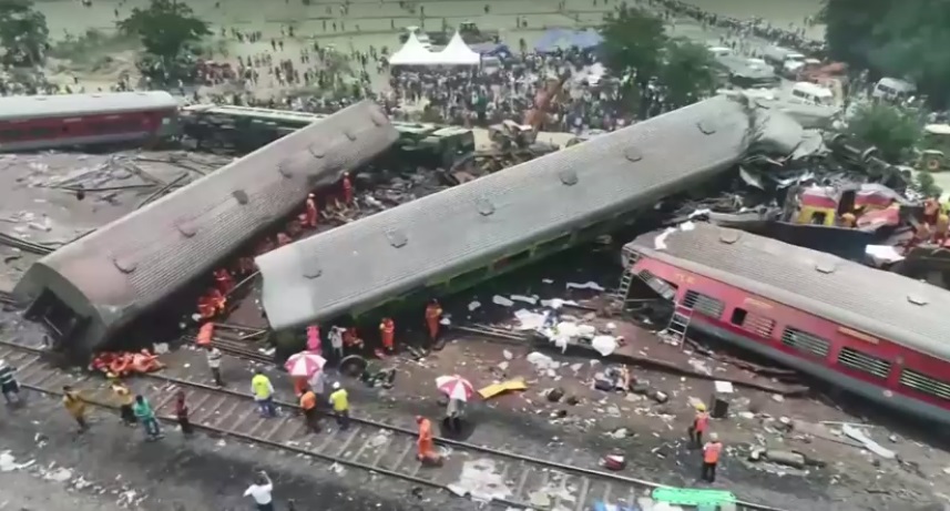 เปิดภาพมุมสูงความเสียหายจากโศกนาฏกรรม รถไฟชนกันในอินเดีย