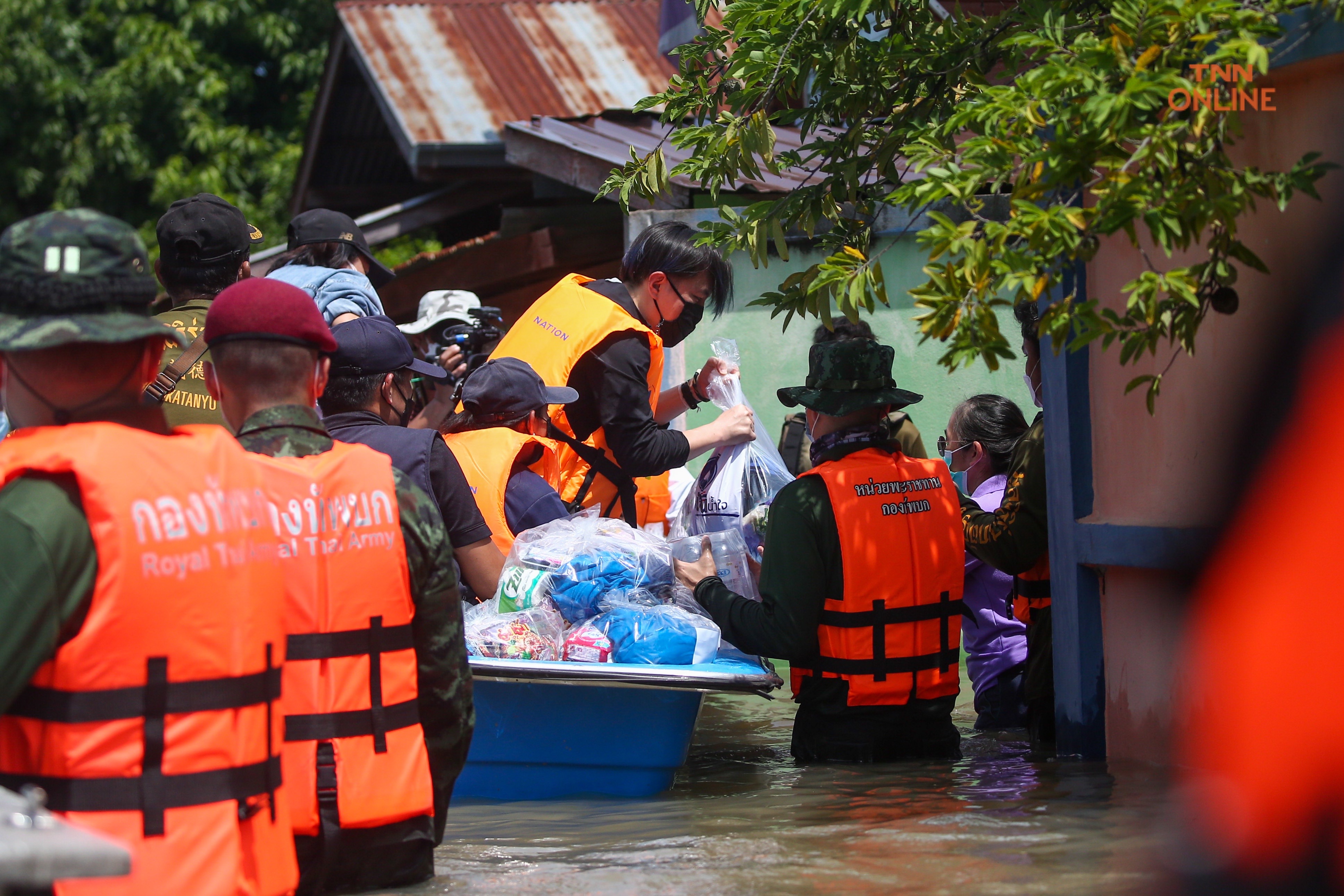 บ้านหมี่ลพบุรีน้ำท่วมสูงประชาชนใช้เรือสัญจรเข้าออกหมู่บ้าน