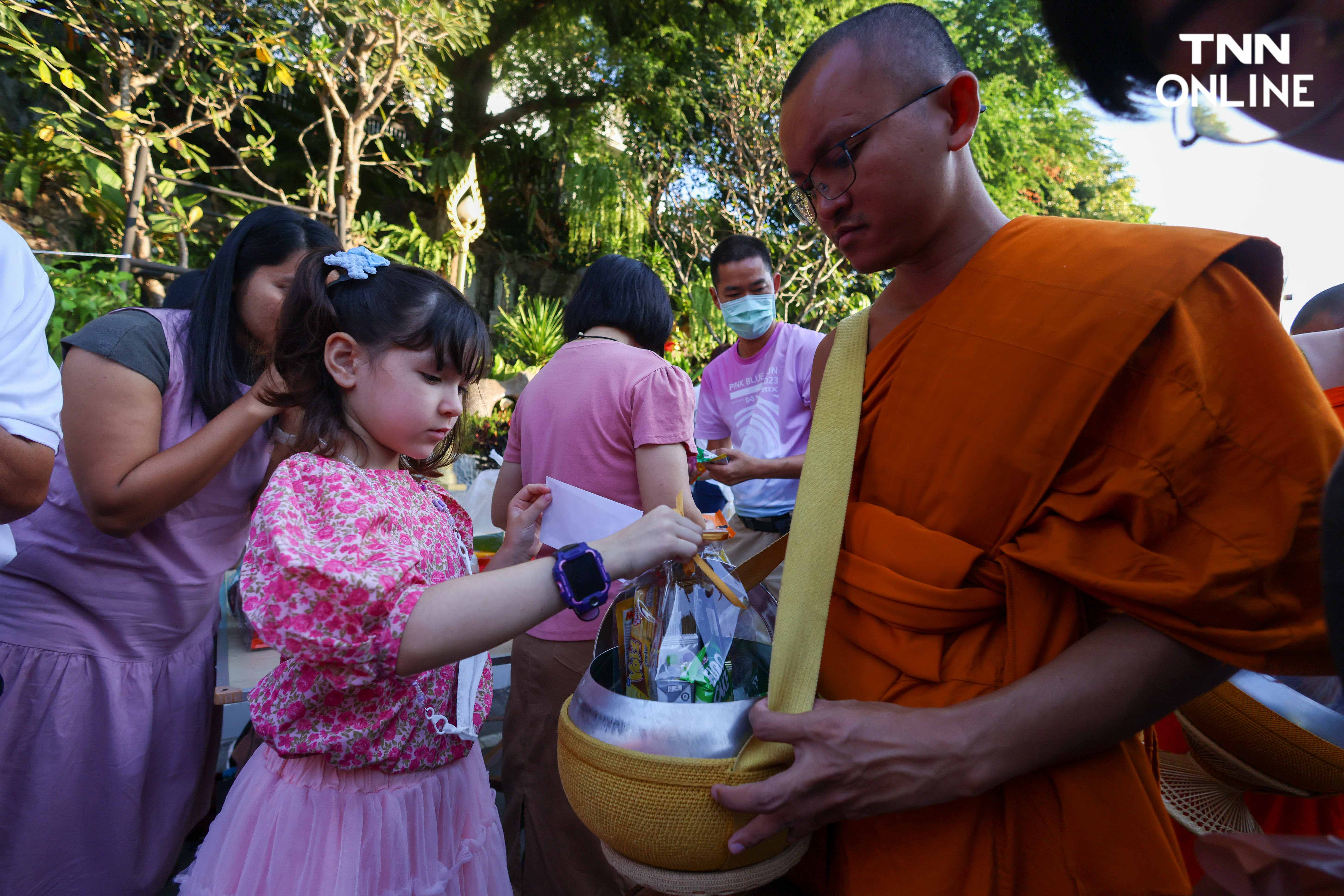 ทำบุญปีใหม่ 2567 นทท.ร่วมตักบาตรชมแสงแรกบนยอดภูเขาทอง