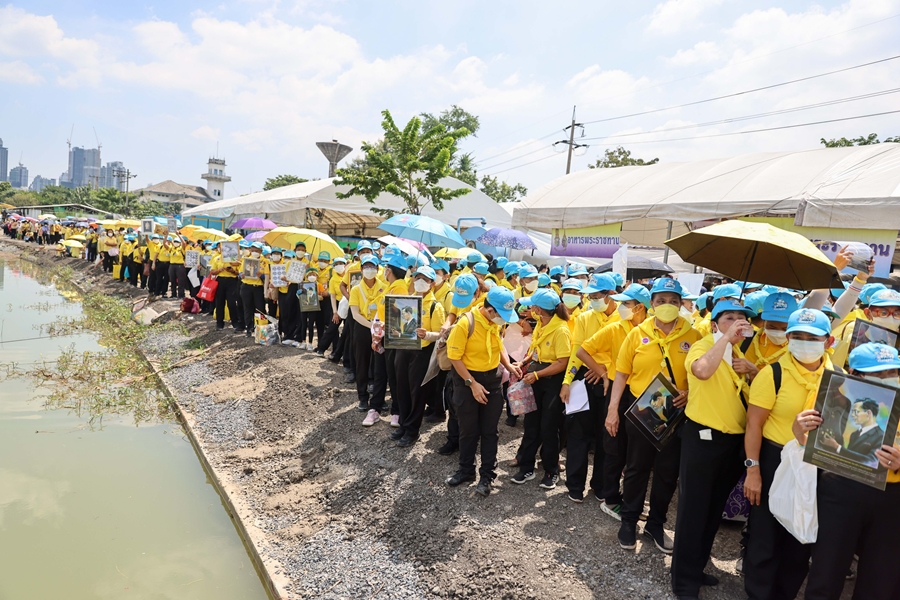 ประมวลภาพ พสกนิกรเฝ้าฯรับเสด็จ ในหลวง-พระราชินี ทรงเปิดพระบรมราชานุสาวรีย์ ร.9