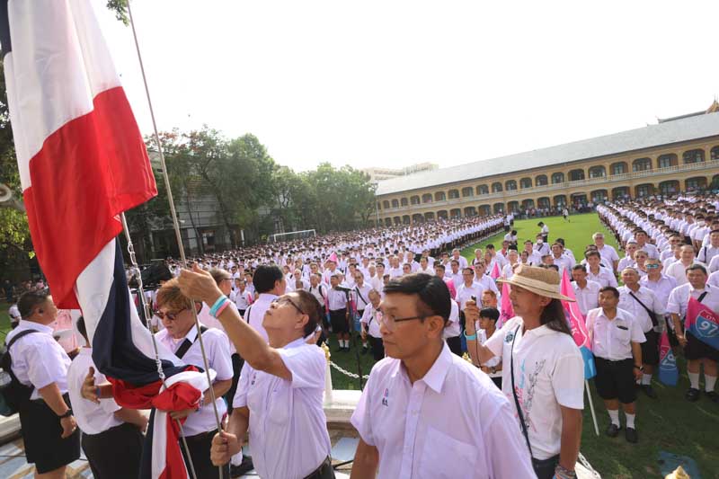 รุ่นพี่รับรุ่นน้องสวนกุหลาบ ร่วมเคารพธงชาติเปิดเทอมวันแรก 