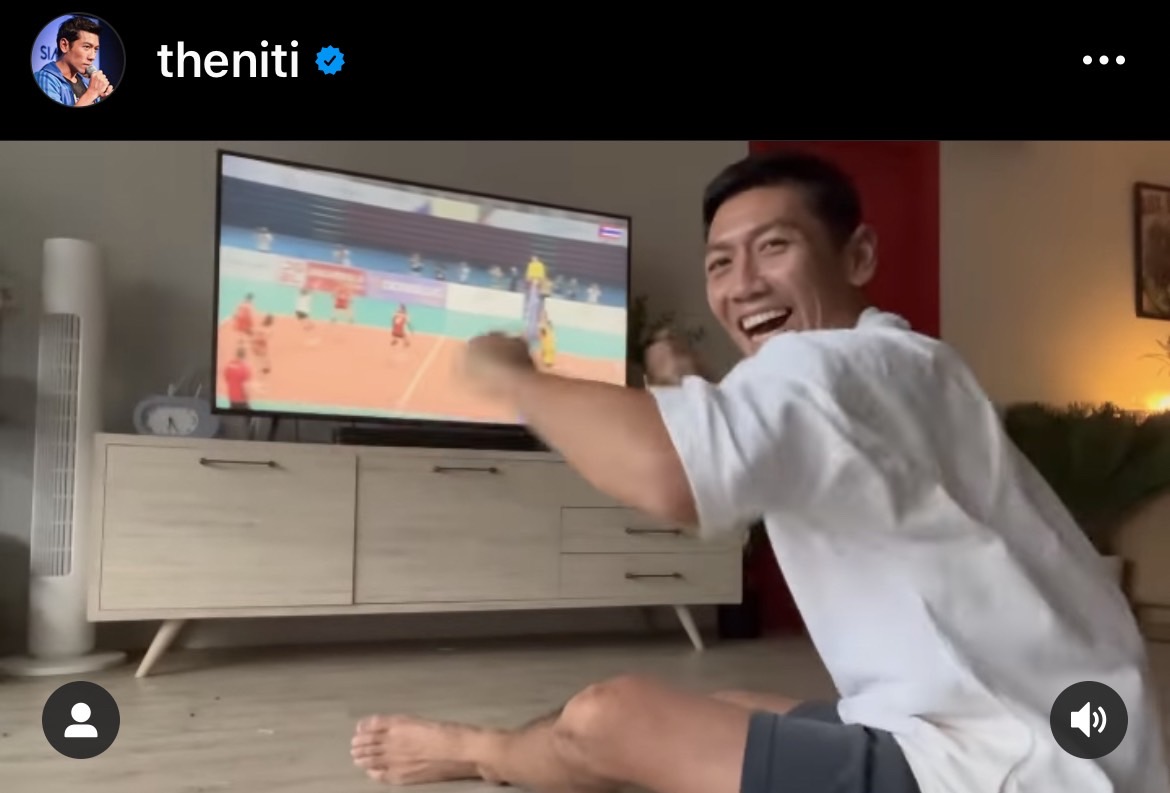 ป๋อมแป๋ม เกาะขอบจอเชียร์วอลเลย์บอล หลังคว้าเหรียญทอง ซีเกมส์สมัยที่ 15 ป๋อมแป๋ม เกาะขอบจอเชียร์วอลเลย์บอล หลังคว้าเหรียญทอง ซีเกมส์สมัยที่ 15