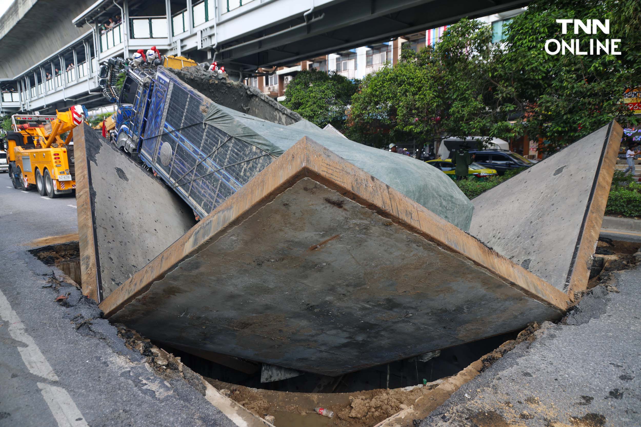 ถนนสุขุมวิททรุดตัว เจ้าหน้าที่เร่งยกรถบรรทุกออกจากหลุม 