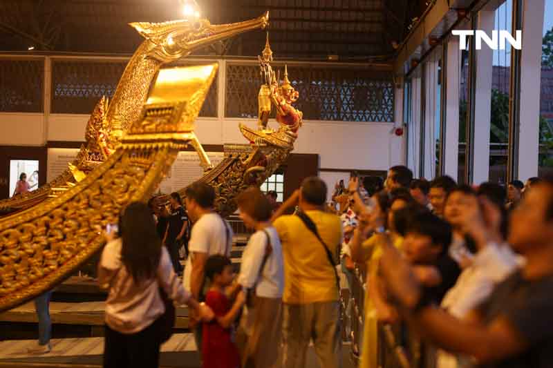 งดงาม วิจิตรตระการตา ชมเรือพระราชพิธียามค่ำคืน