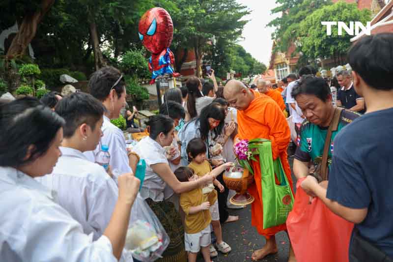 ชาวพุทธแน่นภูเขาทอง ร่วมตักบาตรเทโวเนื่องในวันออกพรรษา