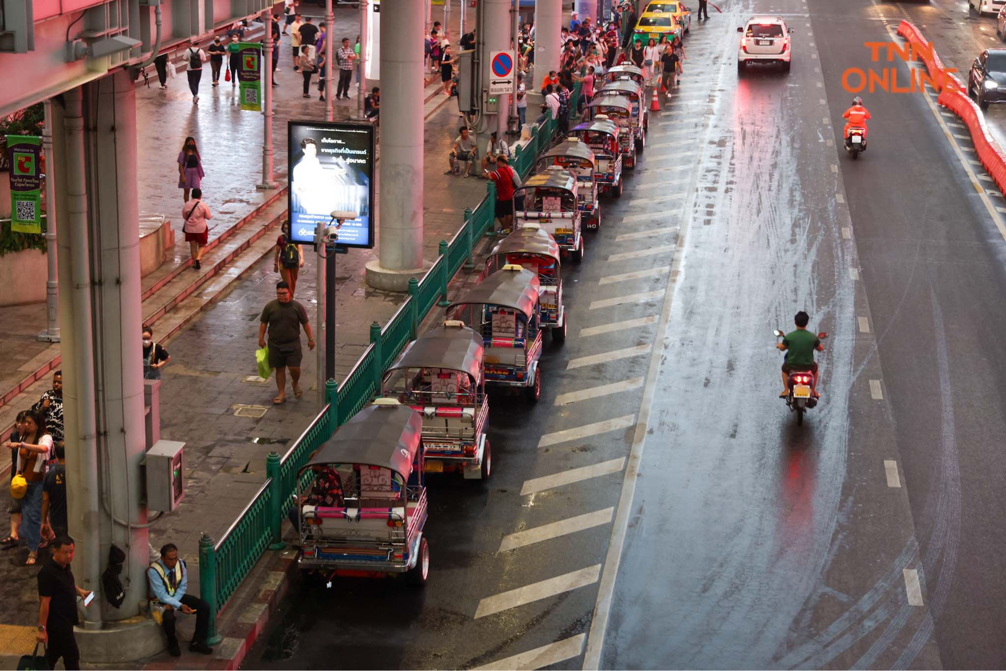 เห็นจนชินตา รถรับจ้างจอดรอรับผู้โดยสารในที่ห้ามจอด