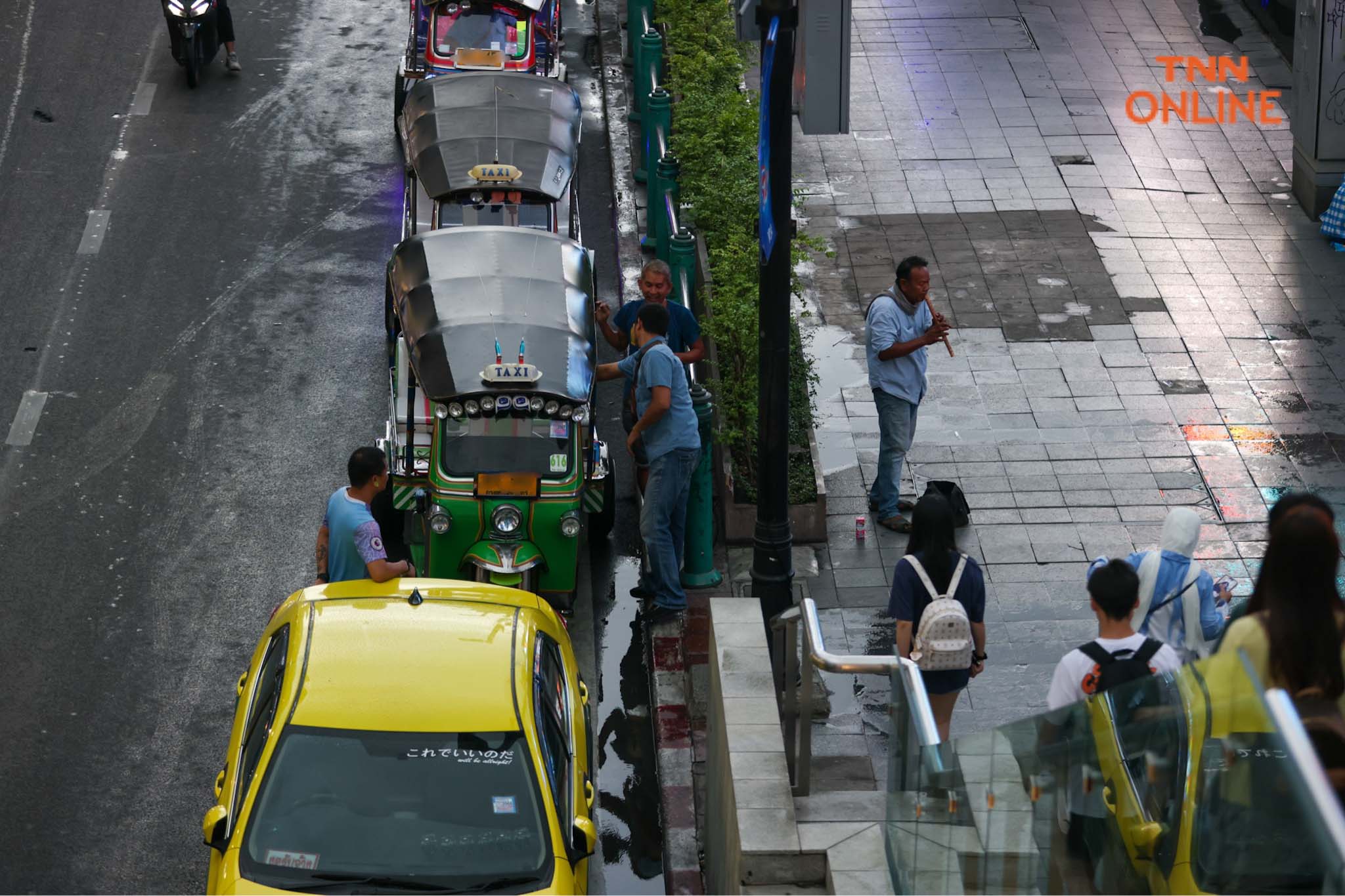 เห็นจนชินตา รถรับจ้างจอดรอรับผู้โดยสารในที่ห้ามจอด