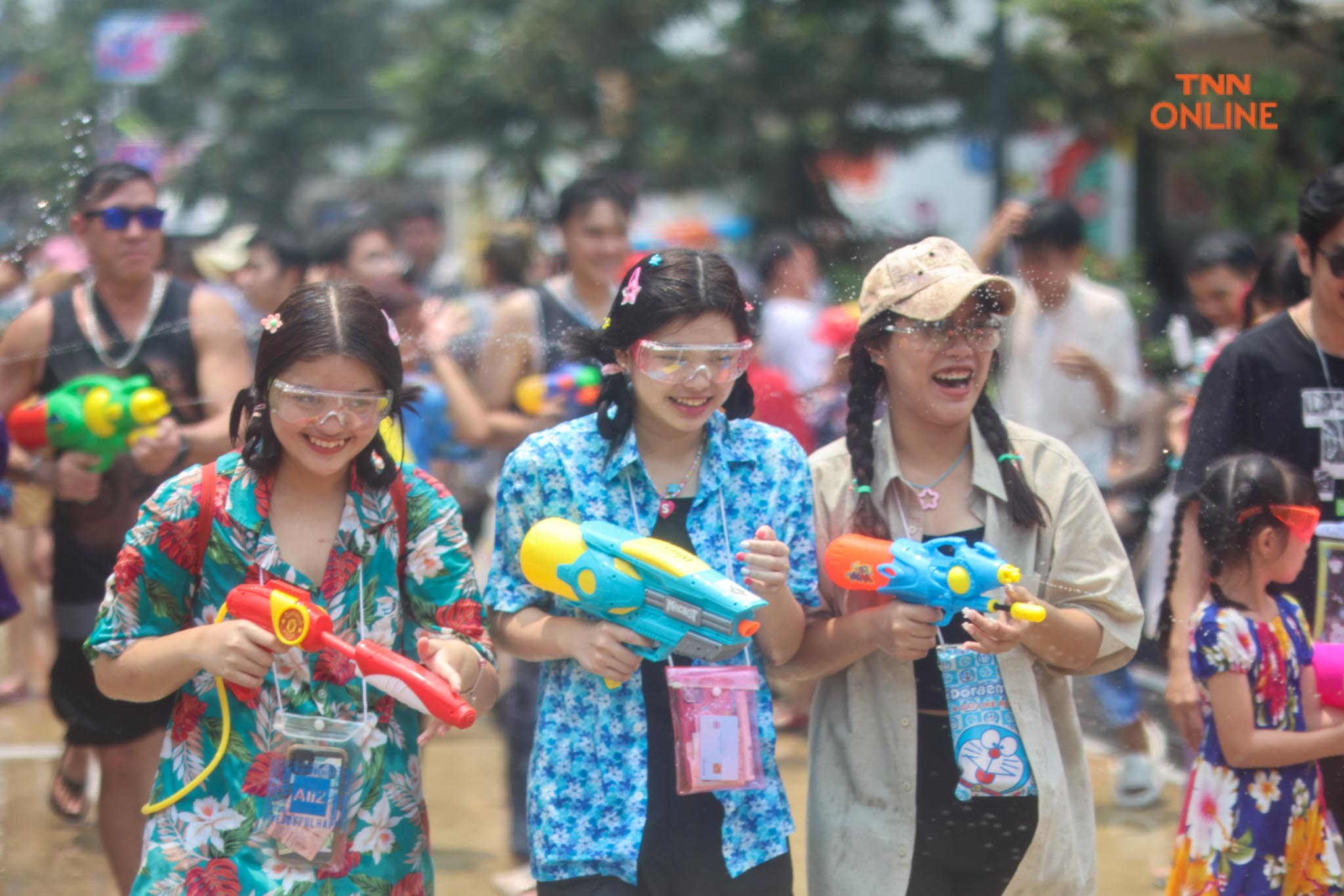 สงกรานต์สยามชุ่มฉ่ำ นทท.สุดเหวี่ยงสาดน้ำรับปีใหม่ไทย