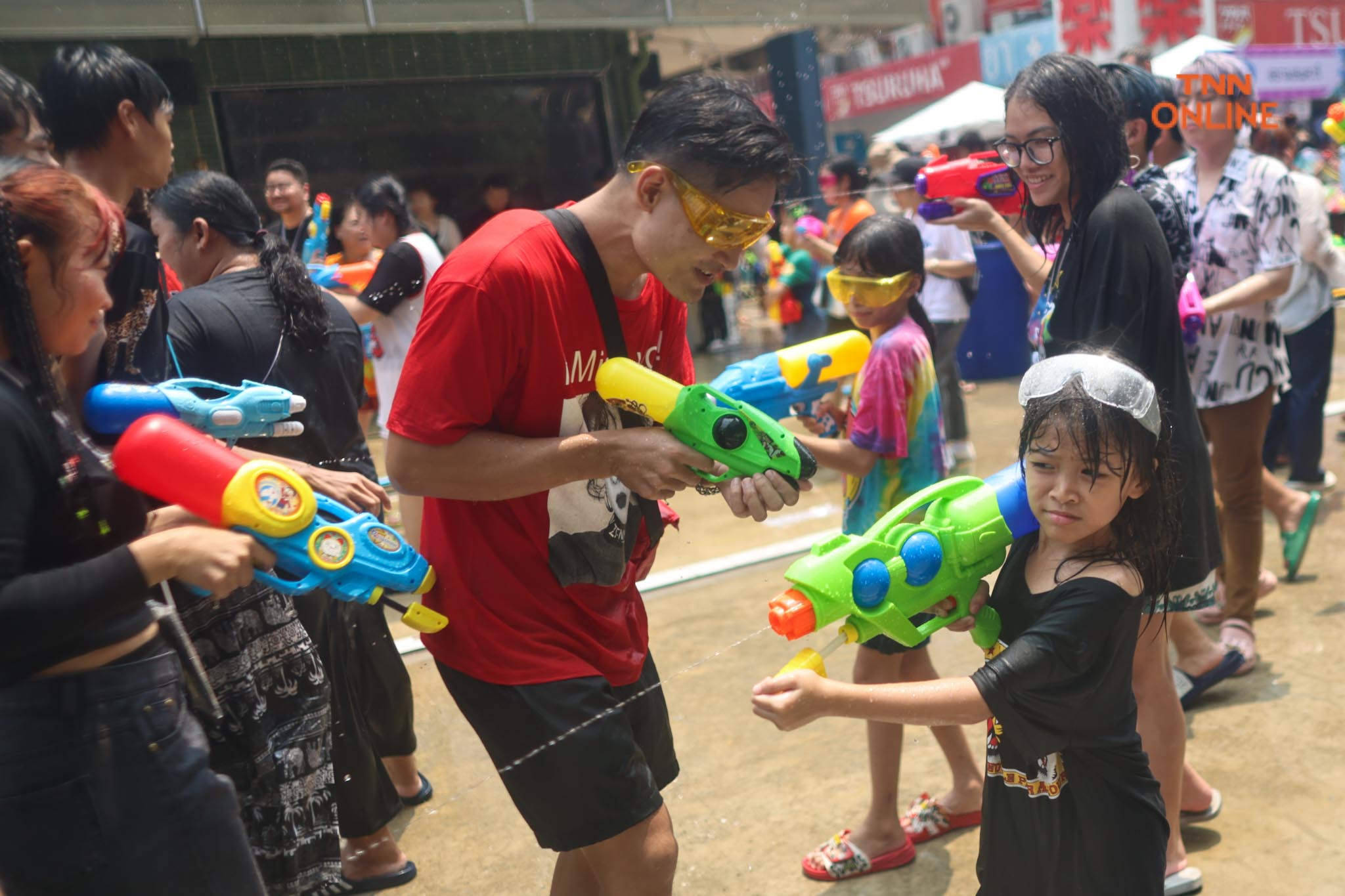 สงกรานต์สยามชุ่มฉ่ำ นทท.สุดเหวี่ยงสาดน้ำรับปีใหม่ไทย