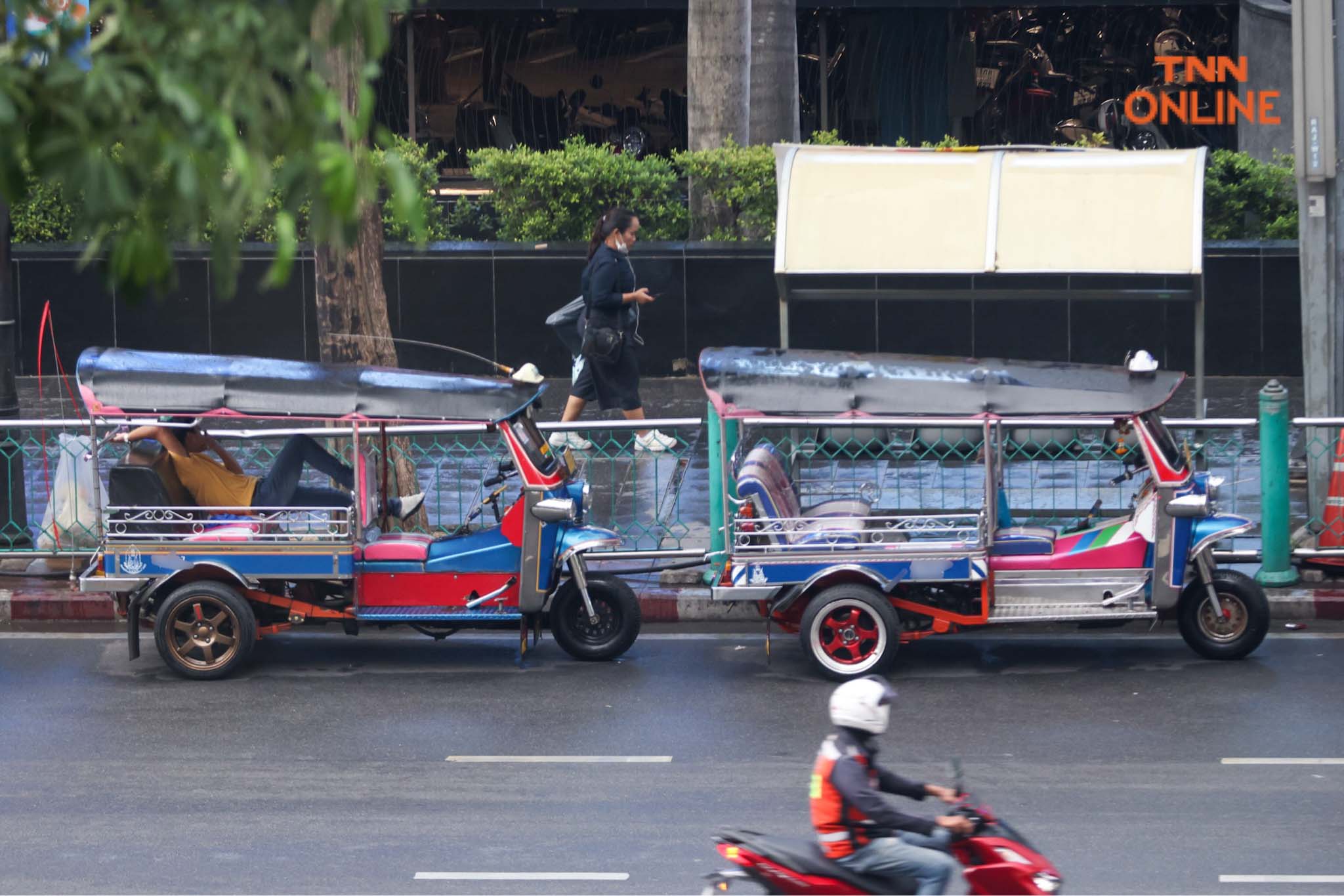 เห็นจนชินตา รถรับจ้างจอดรอรับผู้โดยสารในที่ห้ามจอด