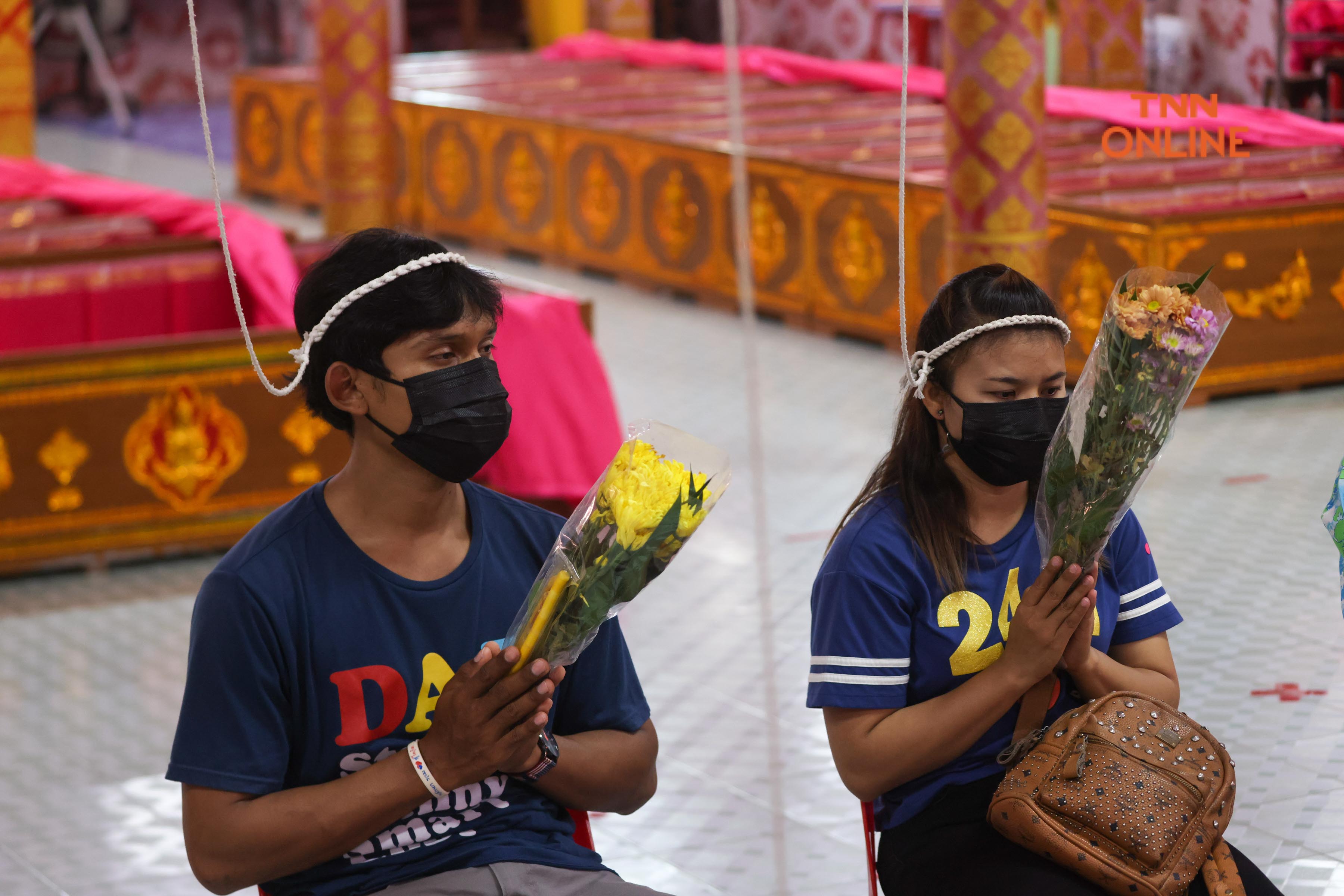 ประมวลภาพ พิธีกรรมนอนโลงสะเดาะเคราะห์ เสริมดวงชะตาในวันสงกรานต์