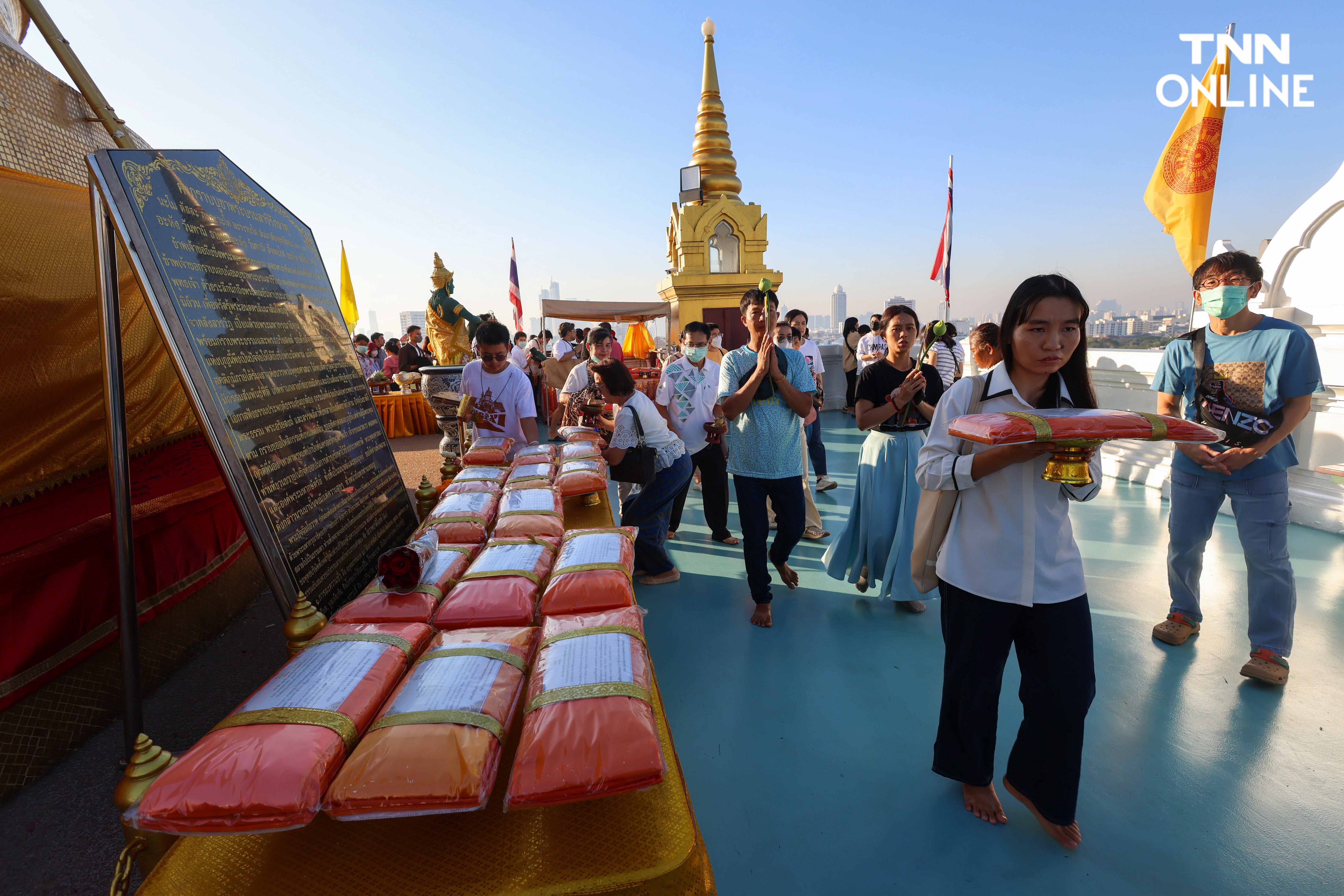 ทำบุญปีใหม่ 2567 นทท.ร่วมตักบาตรชมแสงแรกบนยอดภูเขาทอง