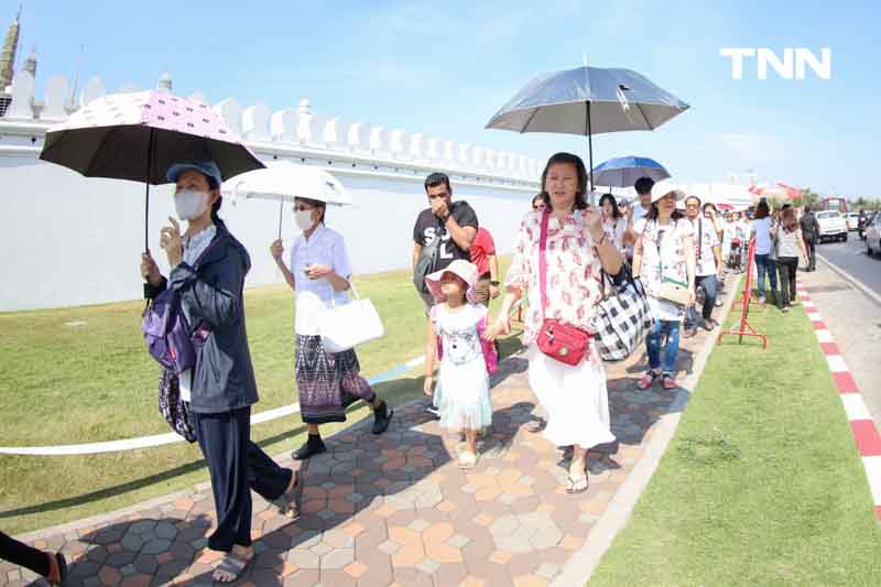 นทท.ไหว้พระวันขึ้นปีใหม่ ศาลหลักเมือง วัดพระแก้ว วัดโพธิ์ คึกคัก