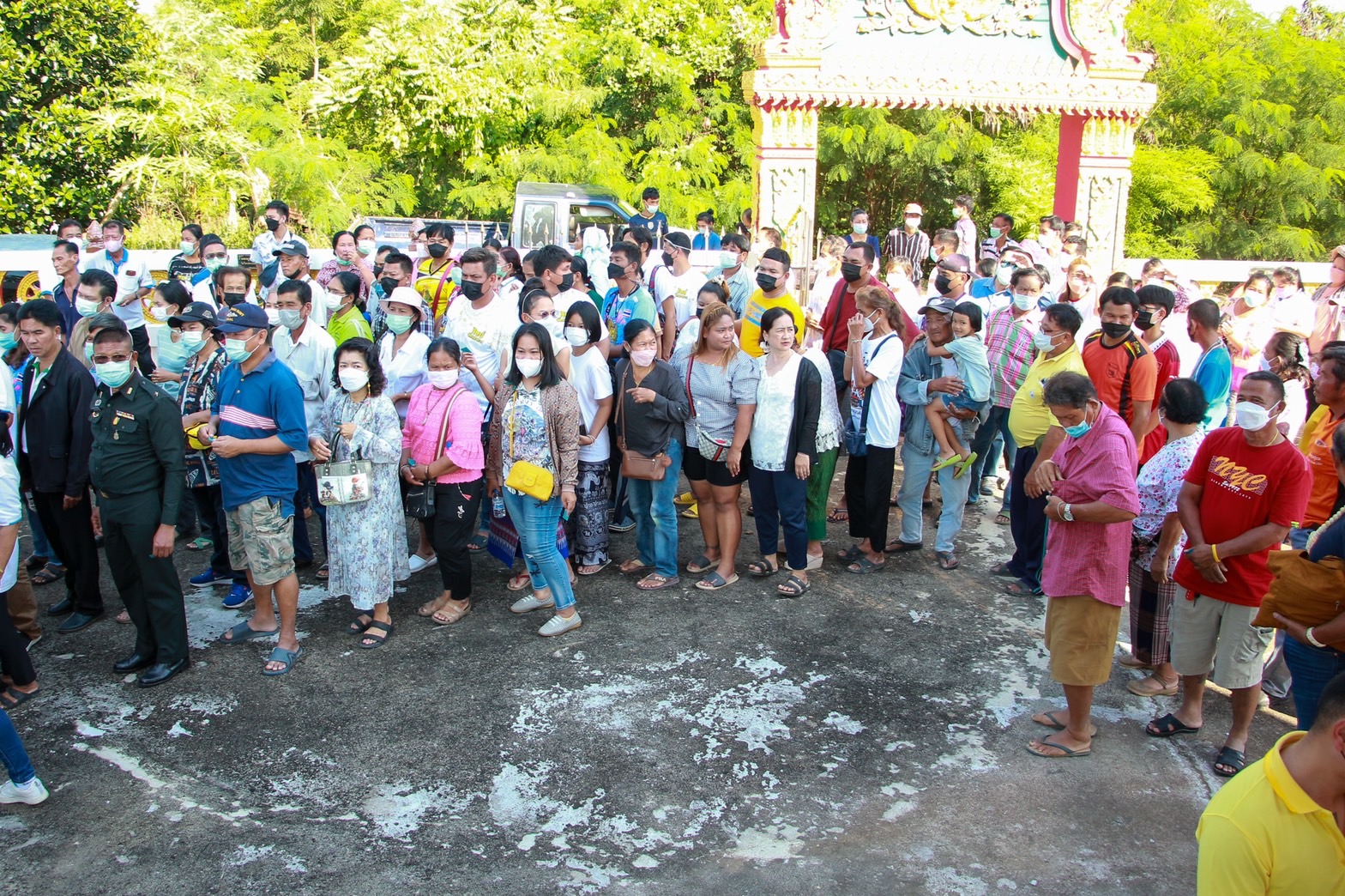 คลื่นมหาชน แห่กราบไหว้ "หลวงปู่นวล" เจริญอายุวัฒนมงคล 95 ปี