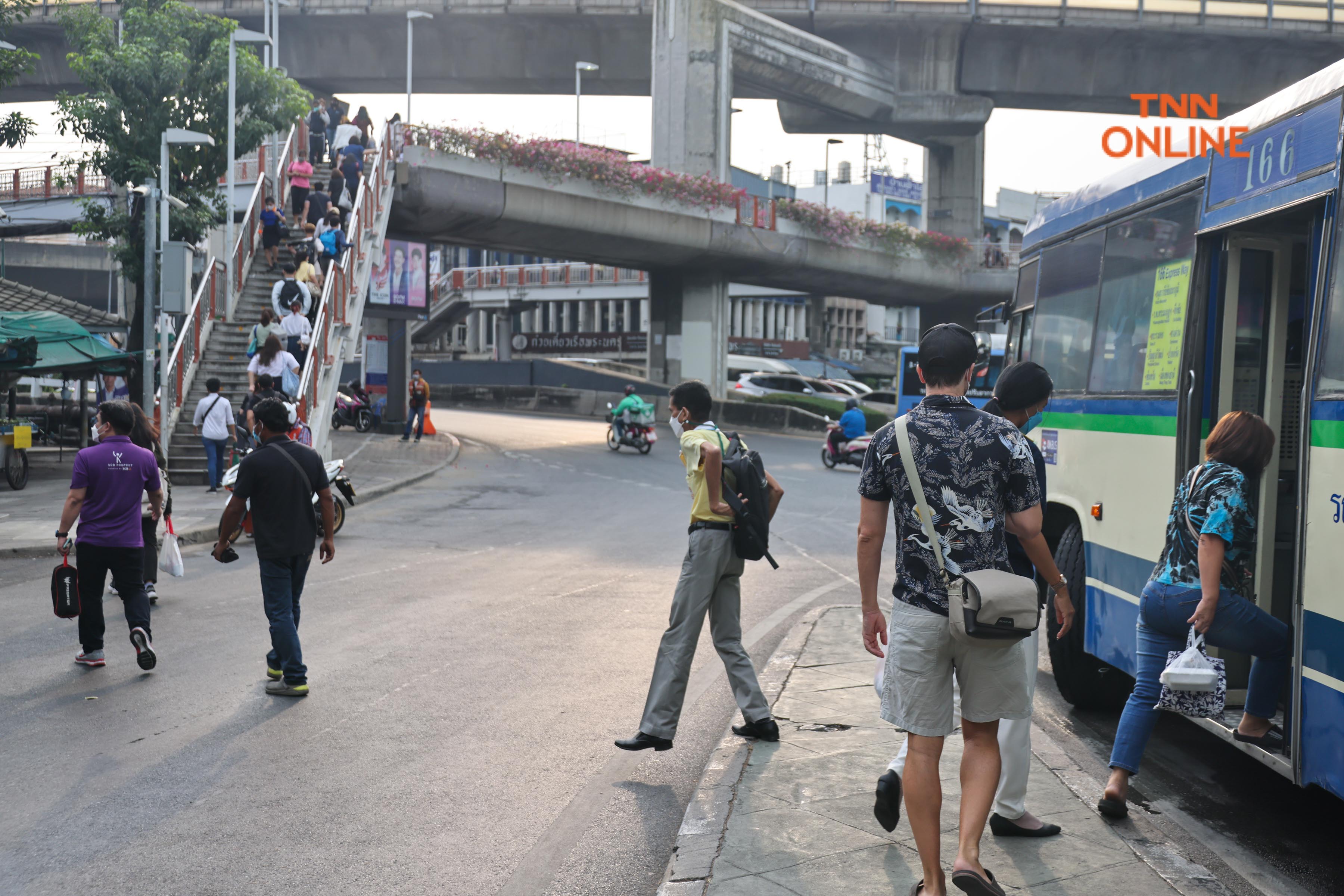 ประมวลภาพ รถ ราง เรือ แน่น คนเข้าทำงานวันแรกหลังสงกรานต์