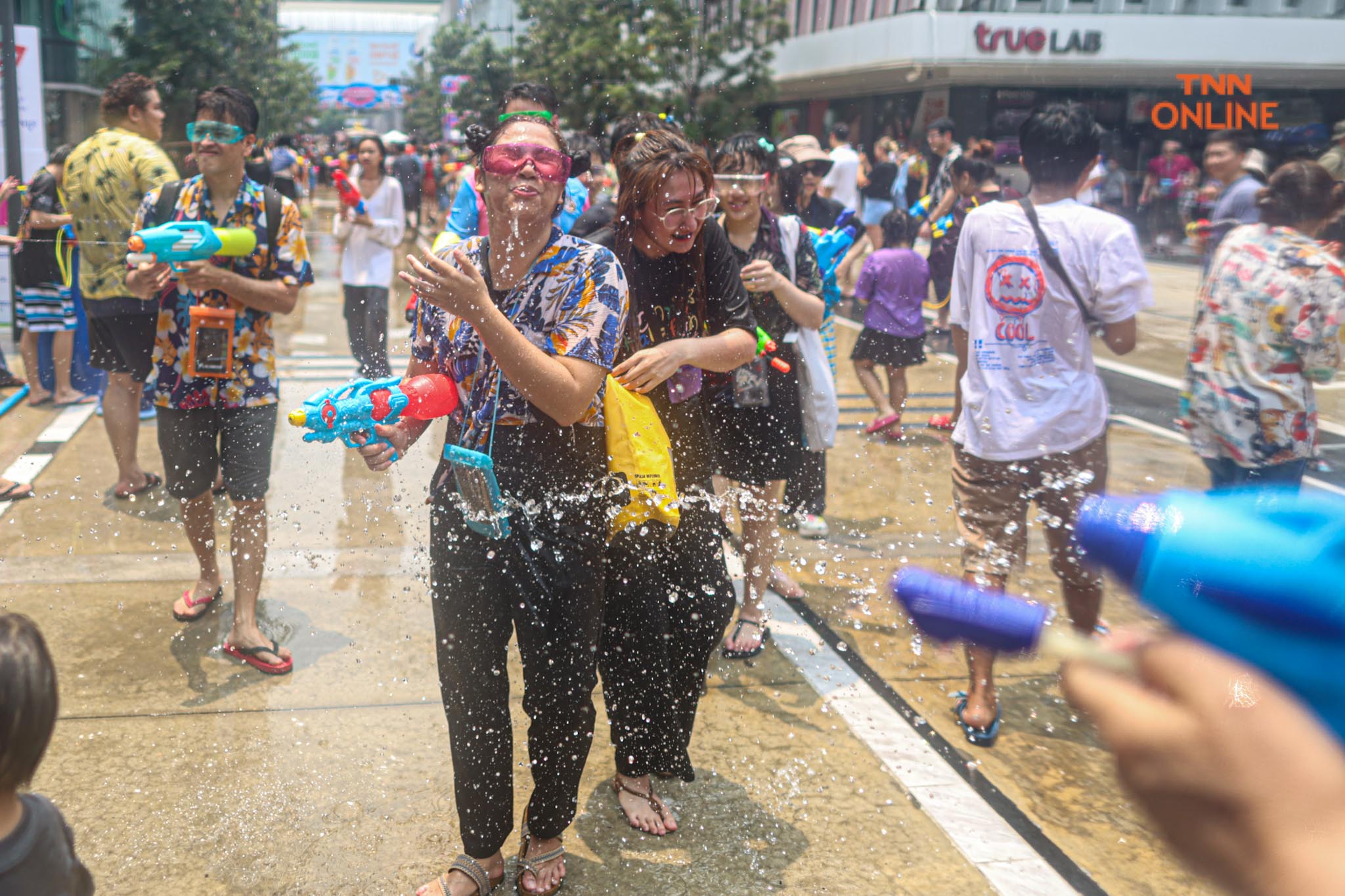 สงกรานต์สยามชุ่มฉ่ำ นทท.สุดเหวี่ยงสาดน้ำรับปีใหม่ไทย