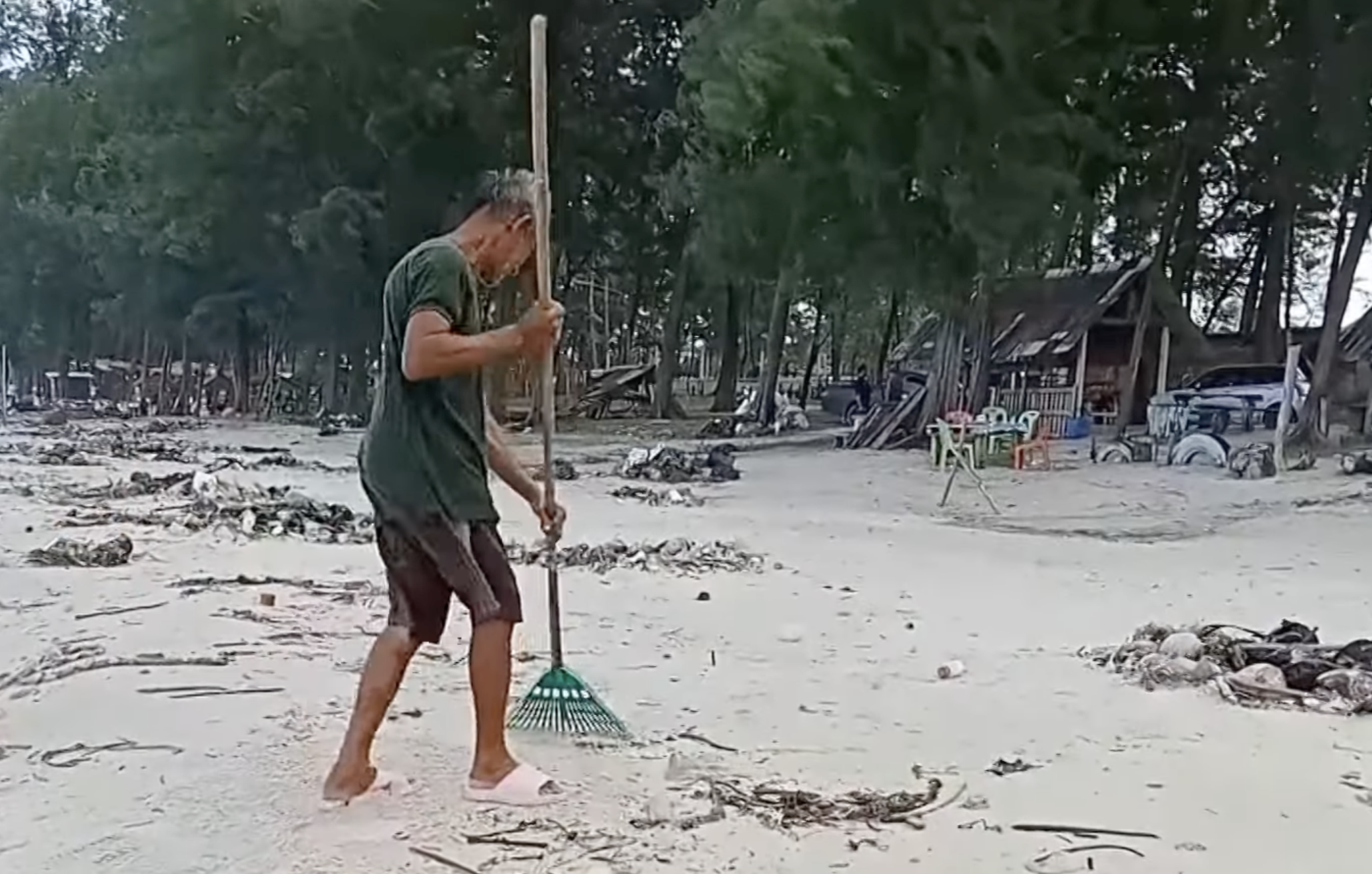 ชื่นชม คุณลุงรักษ์ทะเล เก็บขยะริมชายหาด