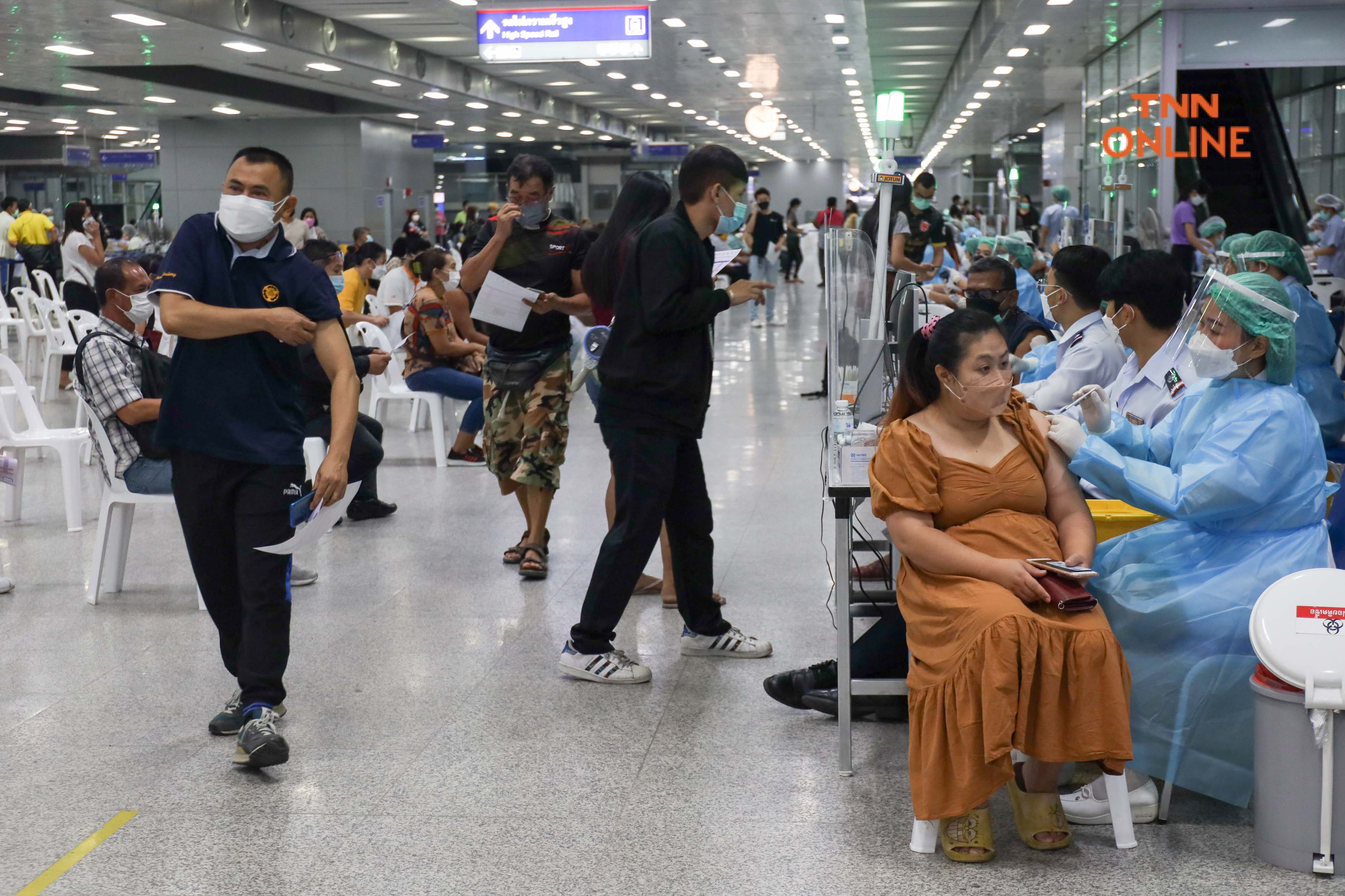 ประมวลภาพ ศูนย์ฉีดวัคซีนกลางบางซื่อ เปิดฉีดวัคซีนใต้ผิวหนังวันแรกลดอาการข้างเคียง