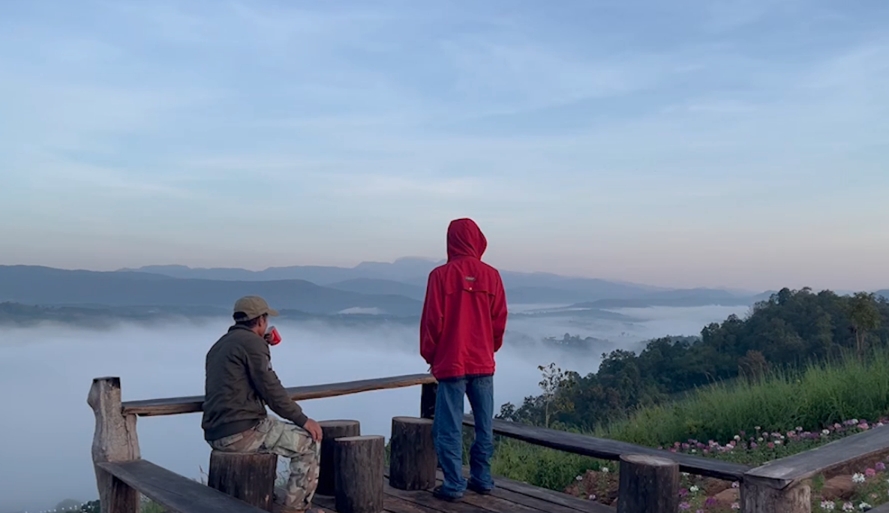 ‘ภูทอก’ ลานกางเต็นท์ใหม่บ้านนาแห้ว ชมทะเลหมอกขาวโพลน-วิวเขาเมืองลาว