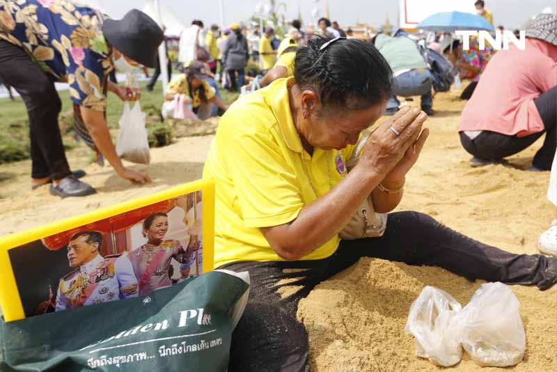 ปชช.แย่งเก็บพันธุ์ข้าว เสริมสิริมงคลหลังพระราชพิธีวันพืชมงคล