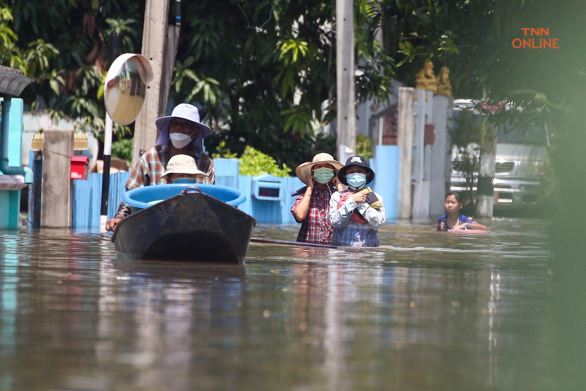 บ้านหมี่ลพบุรีน้ำท่วมสูงประชาชนใช้เรือสัญจรเข้าออกหมู่บ้าน