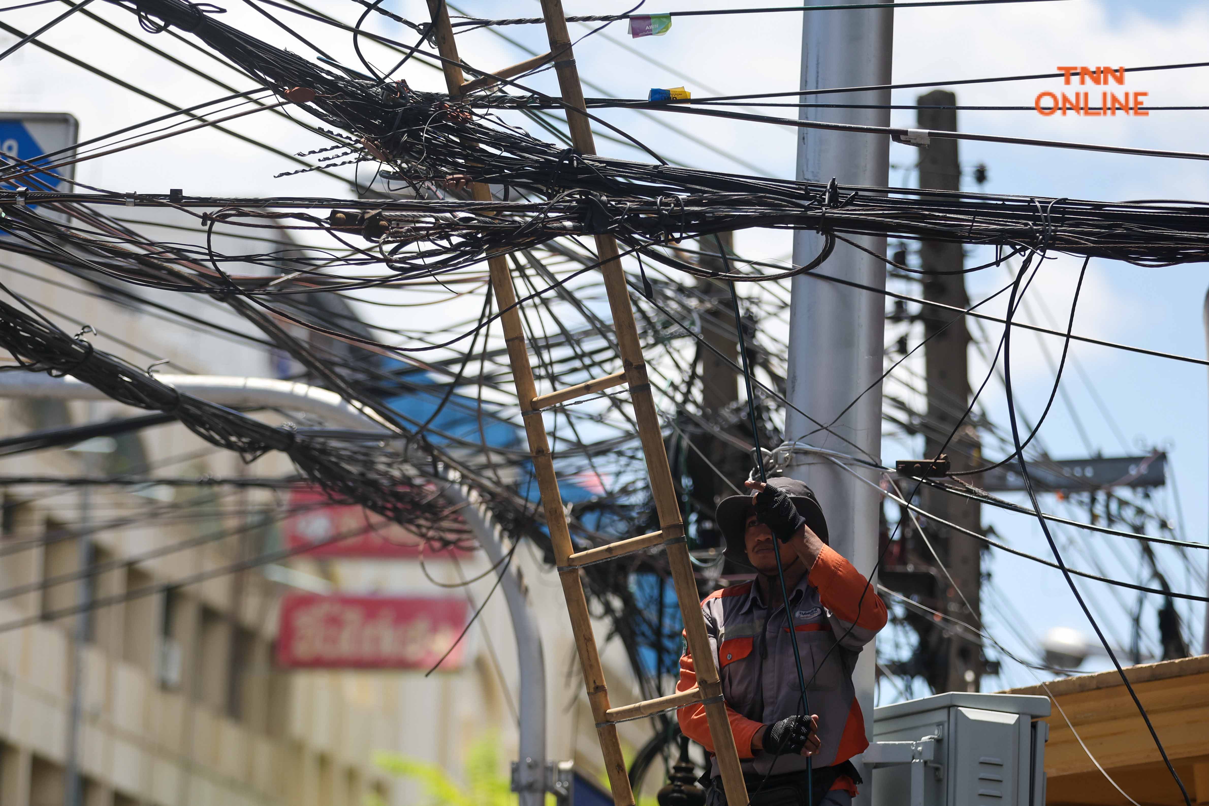 เจ้าหน้าที่เร่งตัดสายสื่อสารผิดระเบียบริมถนนจักรวรรดิแก้ปัญหารกรุงรัง