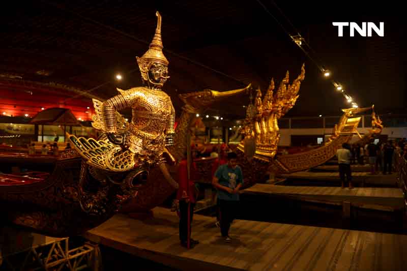 งดงาม วิจิตรตระการตา ชมเรือพระราชพิธียามค่ำคืน