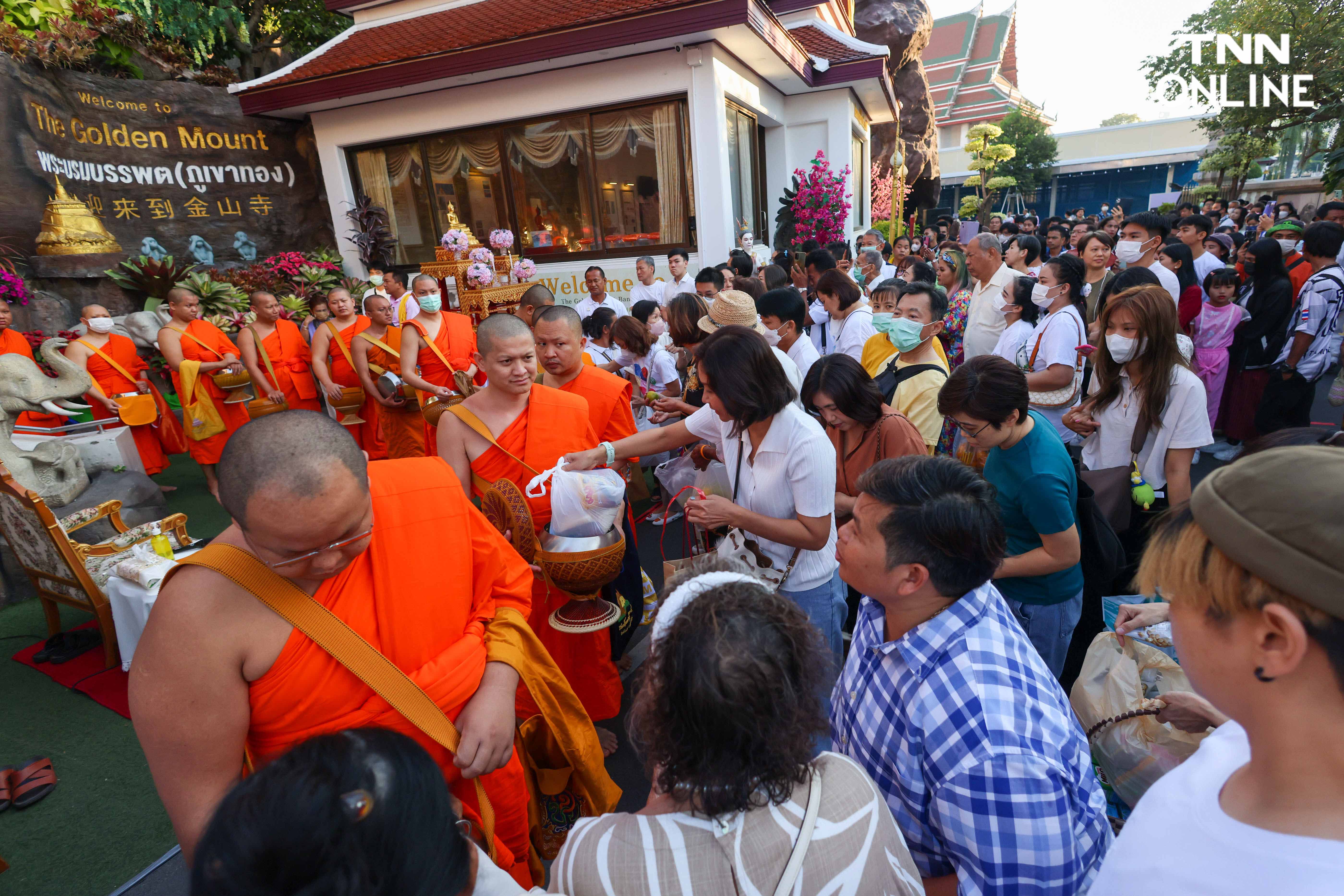 ทำบุญปีใหม่ 2567 นทท.ร่วมตักบาตรชมแสงแรกบนยอดภูเขาทอง