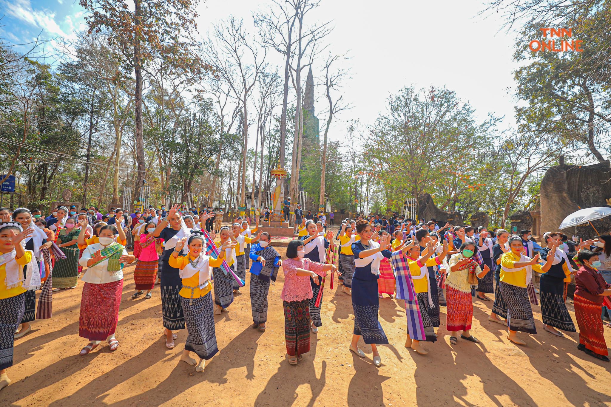 ประมวลภาพ เก็บตัววันที่ 3 นางสาวไทย ขึ้นภูพนมดี สักการะเจดีย์หินพันล้านก้อน ชมสาธิตการทอผ้าของชาวอำนาจเจริญ