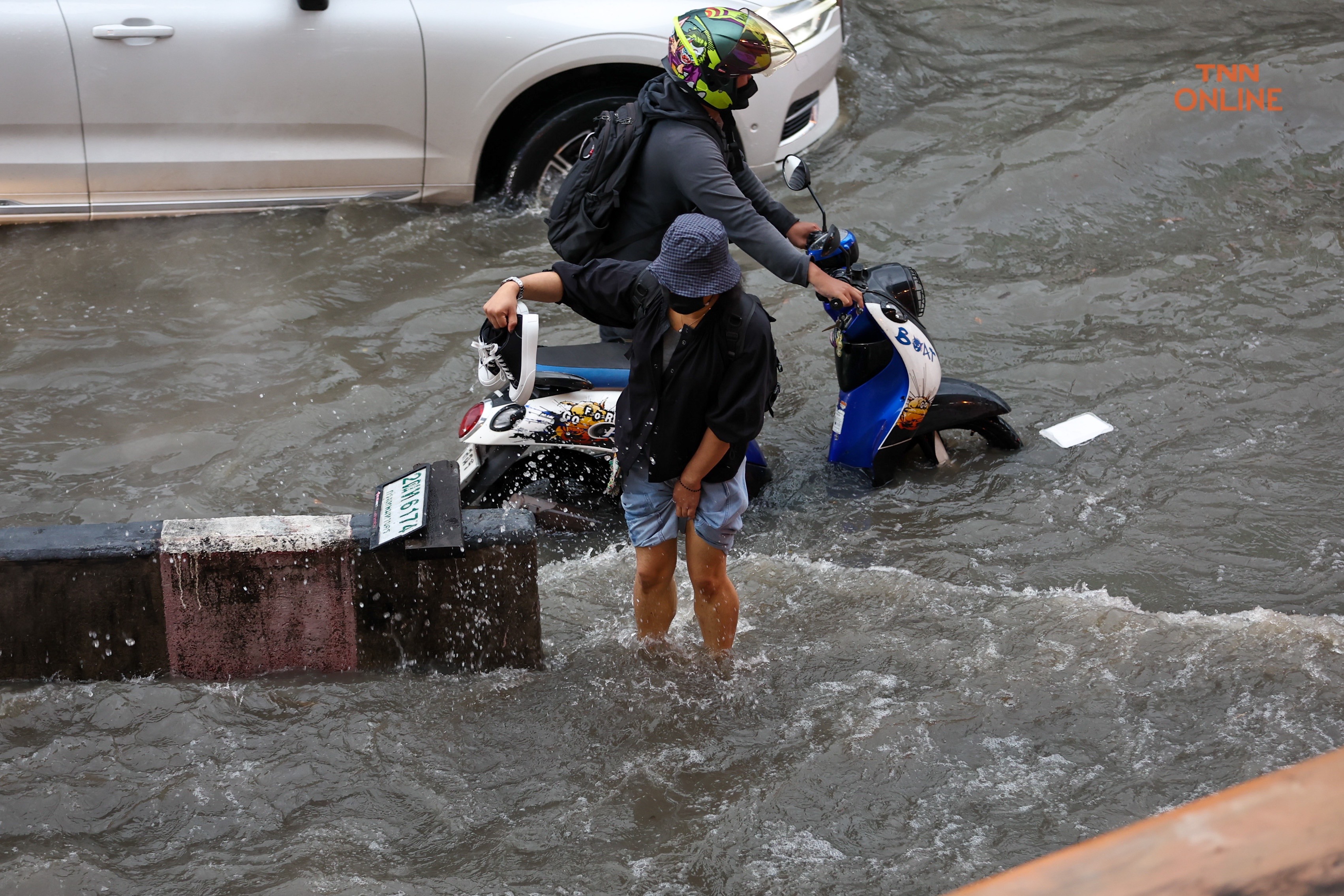 บางนาท่วมหนักหลังฝนถล่มนานต่อเนื่องหลาย ชม.