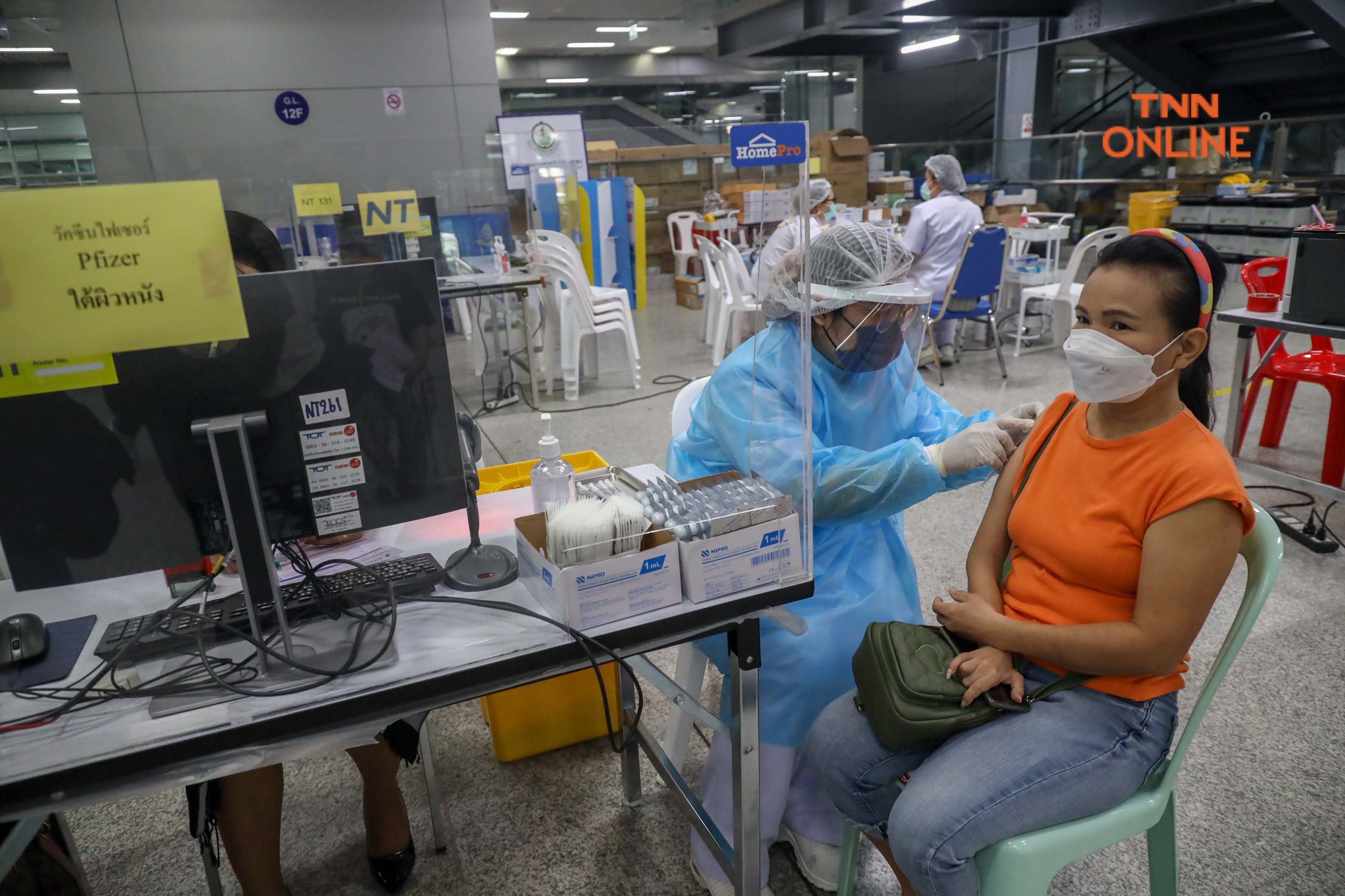 ประมวลภาพ ศูนย์ฉีดวัคซีนกลางบางซื่อ เปิดฉีดวัคซีนใต้ผิวหนังวันแรกลดอาการข้างเคียง