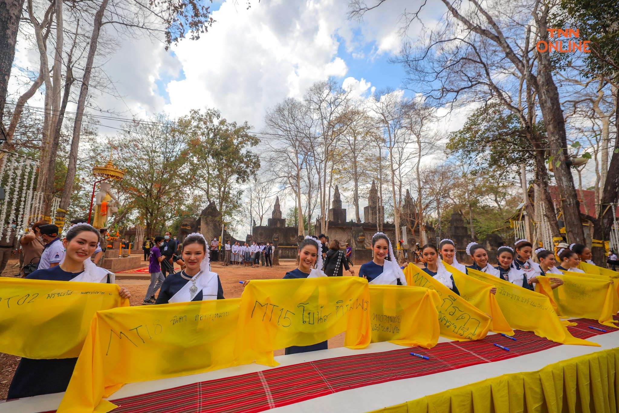 ประมวลภาพ เก็บตัววันที่ 3 นางสาวไทย ขึ้นภูพนมดี สักการะเจดีย์หินพันล้านก้อน ชมสาธิตการทอผ้าของชาวอำนาจเจริญ