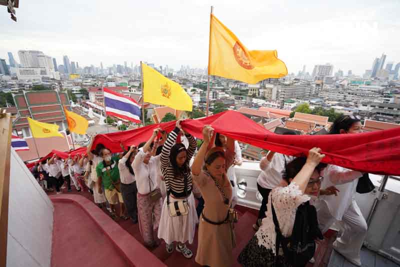 ขบวนยิ่งใหญ่ตระการตา อัญเชิญผ้าแดงห่มองค์พระบรมบรรพต(ภูเขาทอง)