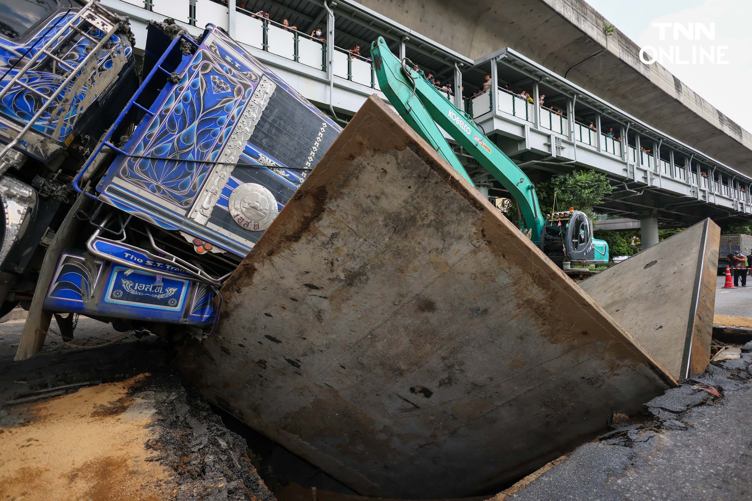 ถนนสุขุมวิททรุดตัว เจ้าหน้าที่เร่งยกรถบรรทุกออกจากหลุม 