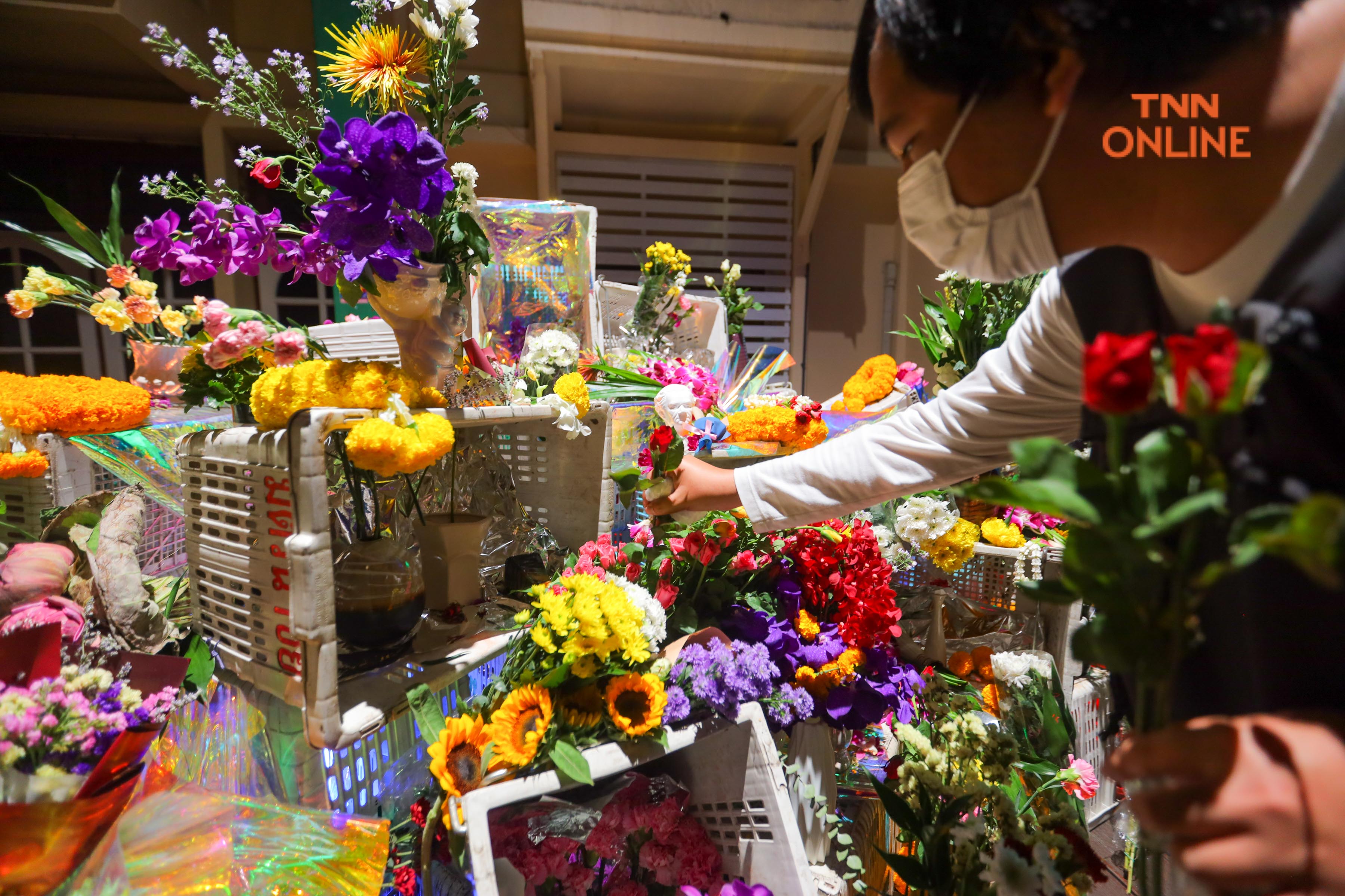 ประมวลภาพ สีสันปากคลองตลาด ผ่านผลงาน แสง สี “Form of Feeling @ Flower Market”